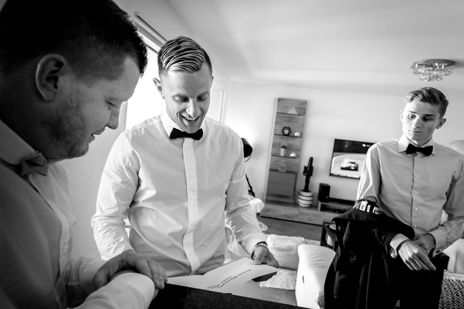 TLOOK photographe de mariage de style documentaire, préparatifs du marié avec ses amis