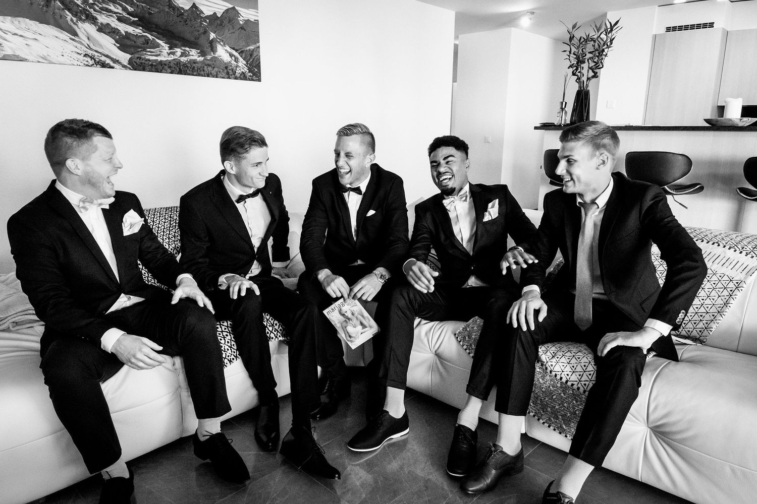 TLOOK photographe de mariage de style documentaire, préparatifs du marié avec ses amis