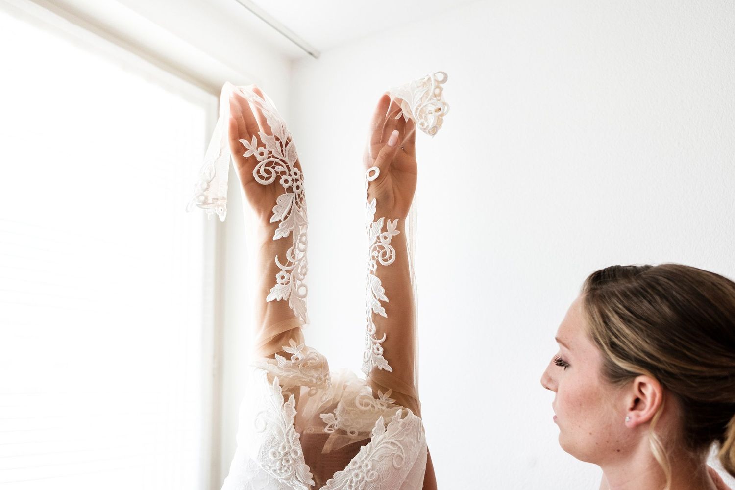 TLOOK photographe de mariage de style documentaire, préparatifs de la mariée passage de la robe