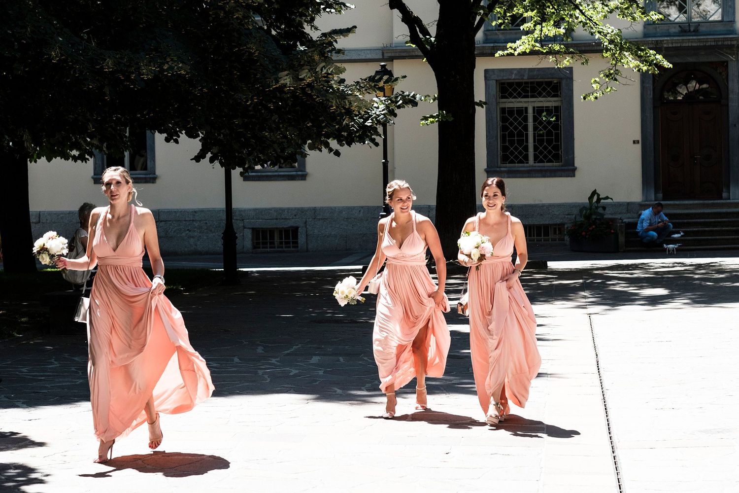 TLOOK photographe de mariage de style documentaire, Cathédrale Notre-Dame de Sion cérémonie religieuse les demoiselles d'honneur arrivent