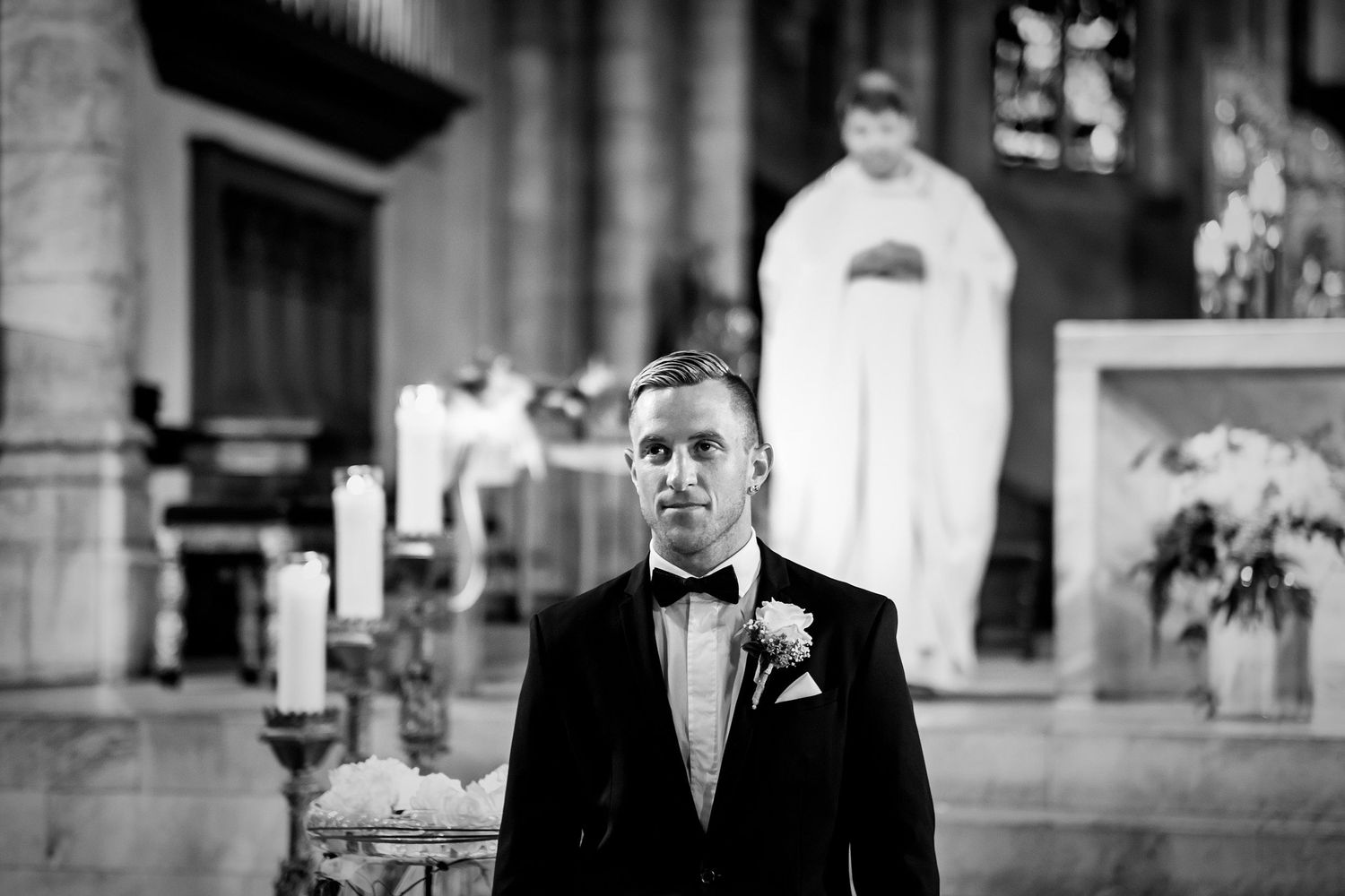 TLOOK photographe de mariage de style documentaire, Cathédrale Notre-Dame de Sion cérémonie religieuse portrait du marié