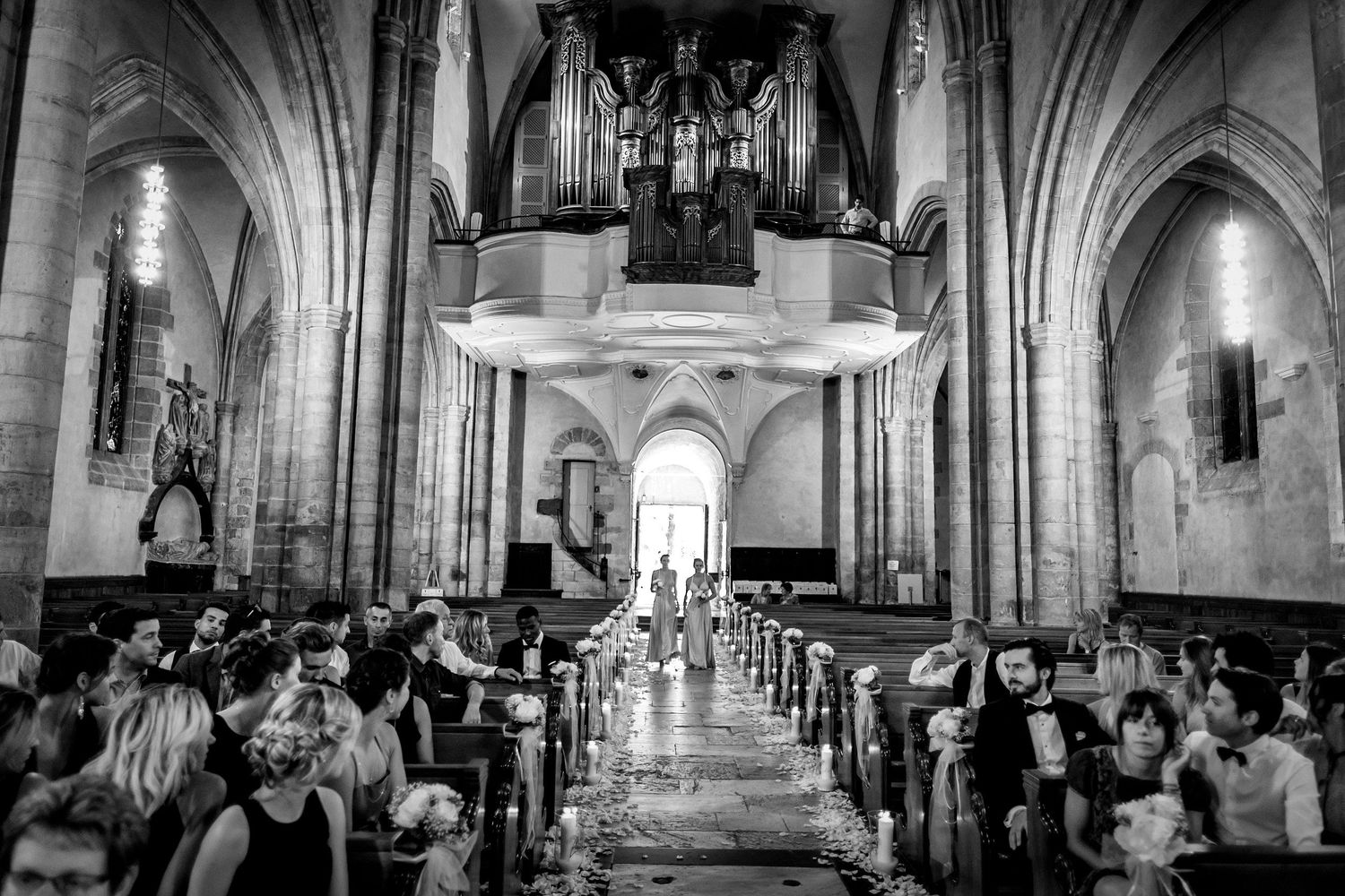 TLOOK photographe de mariage de style documentaire, Cathédrale Notre-Dame de Sion cérémonie religieuse les demoiselles d'honneur entrent
