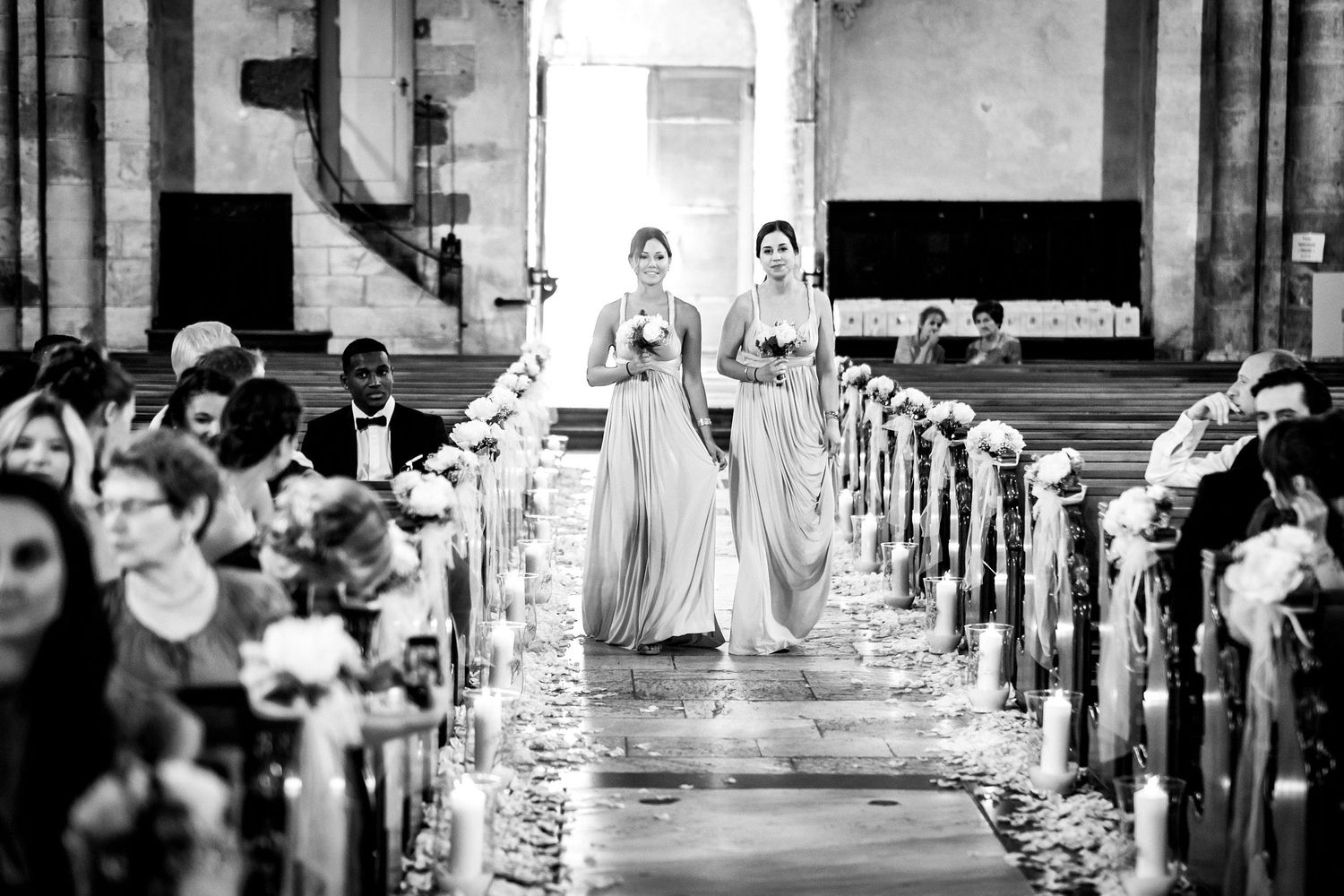 TLOOK photographe de mariage de style documentaire, Cathédrale Notre-Dame de Sion cérémonie religieuse les demoiselles d'honneur entrent