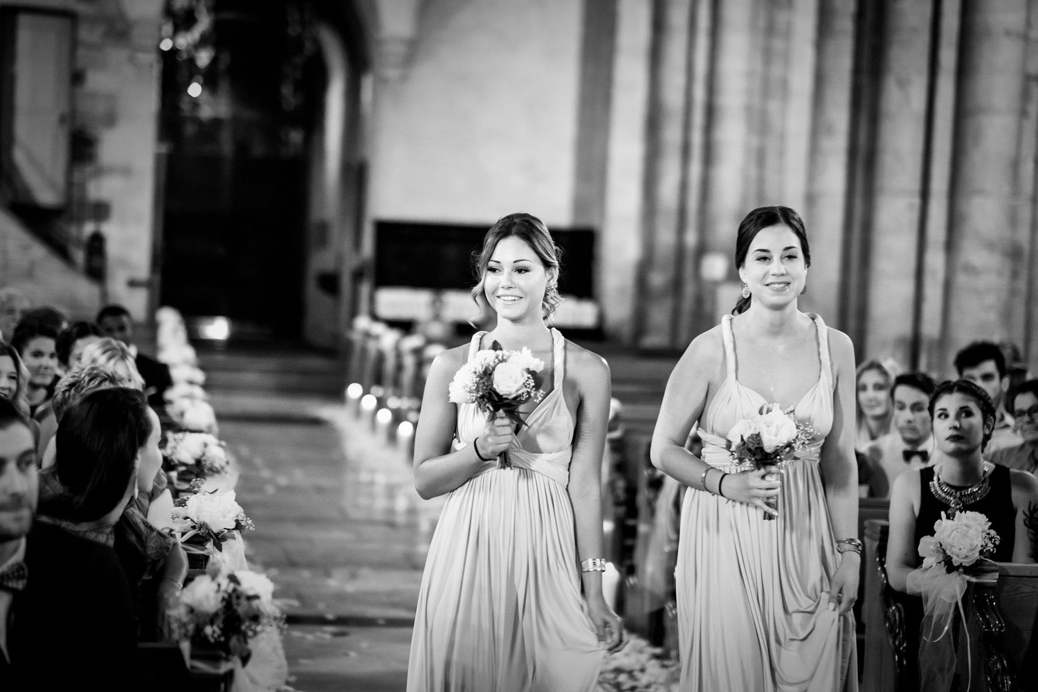 TLOOK photographe de mariage de style documentaire, Cathédrale Notre-Dame de Sion cérémonie religieuse les demoiselles d'honneur entrent