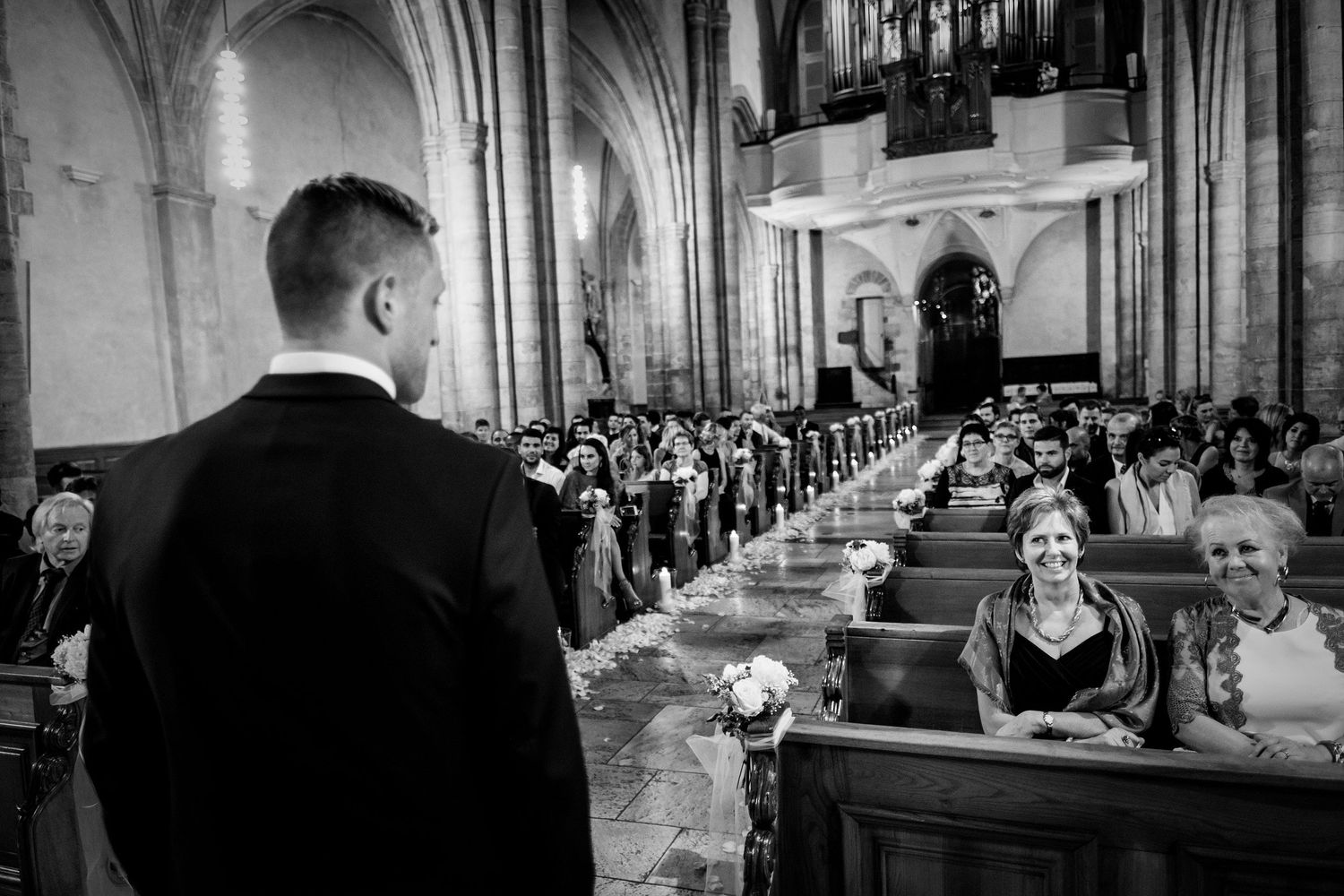 TLOOK photographe de mariage de style documentaire, Cathédrale Notre-Dame de Sion cérémonie religieuse le marié attend la mariée