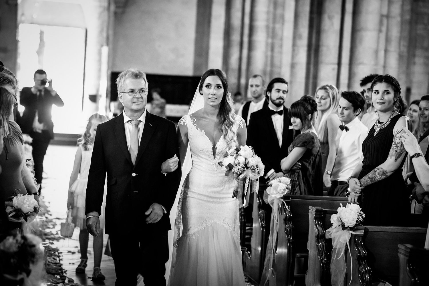 TLOOK photographe de mariage de style documentaire, Cathédrale Notre-Dame de Sion cérémonie religieuse le papa amène la mariée dans l'église