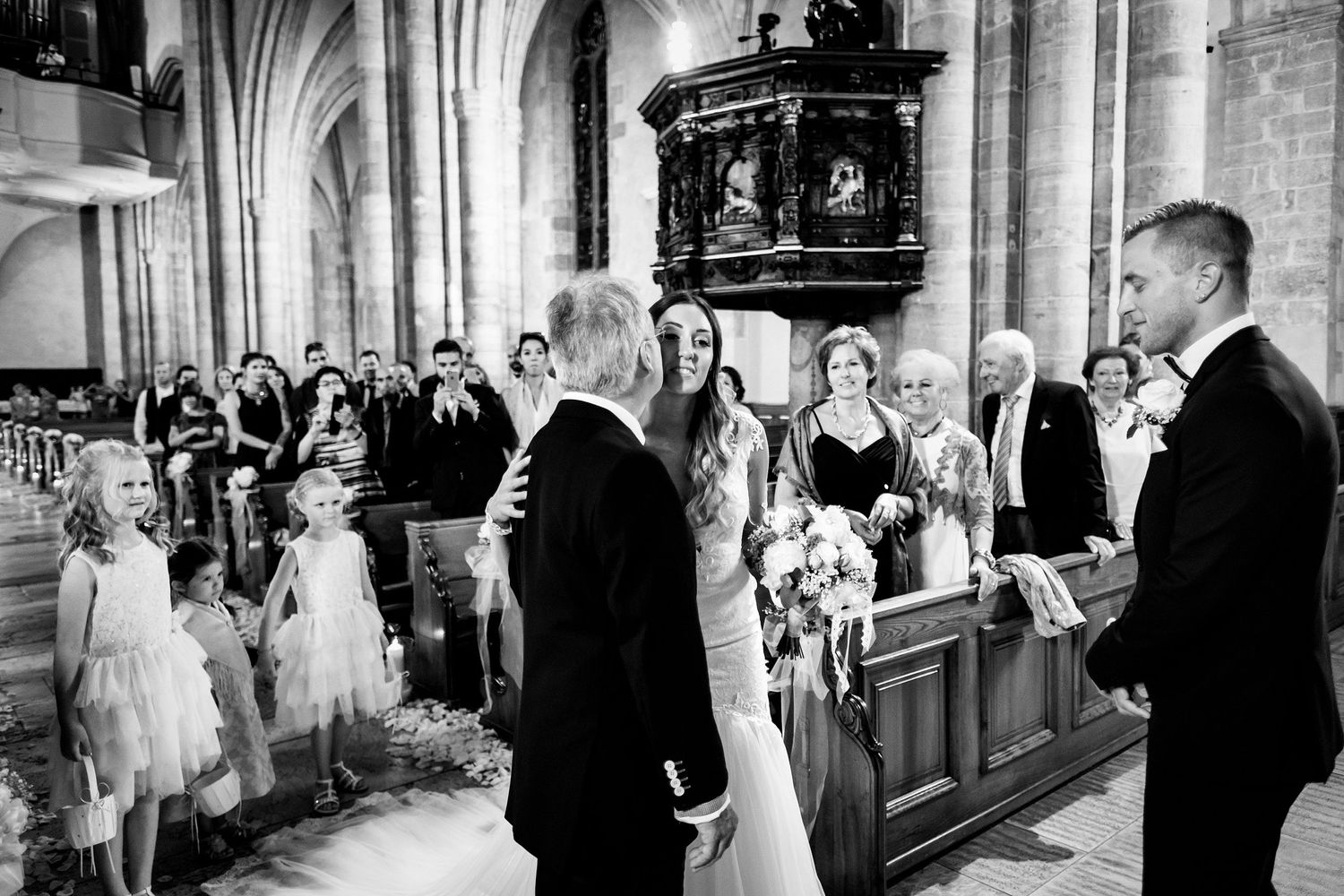 TLOOK photographe de mariage de style documentaire, Cathédrale Notre-Dame de Sion cérémonie religieuse le papa amène la mariée dans l'église