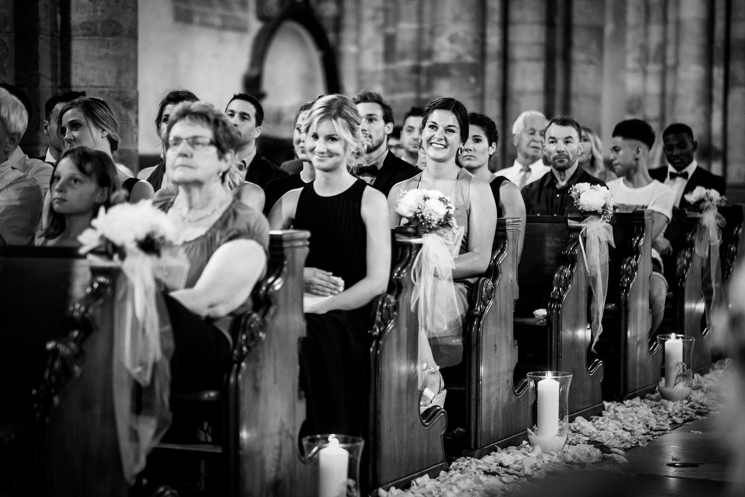 TLOOK photographe de mariage de style documentaire, Cathédrale Notre-Dame de Sion cérémonie religieuse portraits des invités