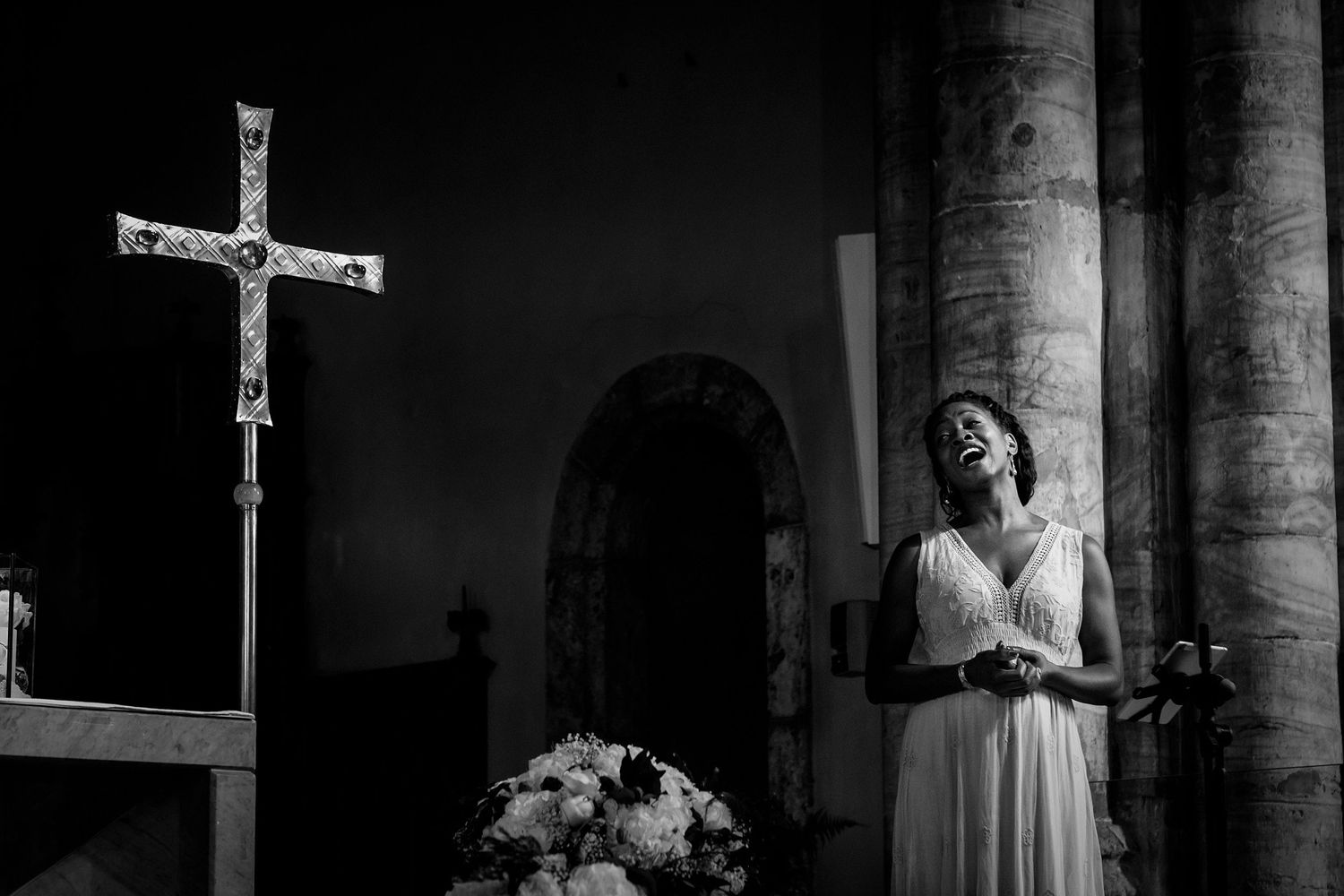 TLOOK photographe de mariage de style documentaire, Cathédrale Notre-Dame de Sion cérémonie religieuse chant