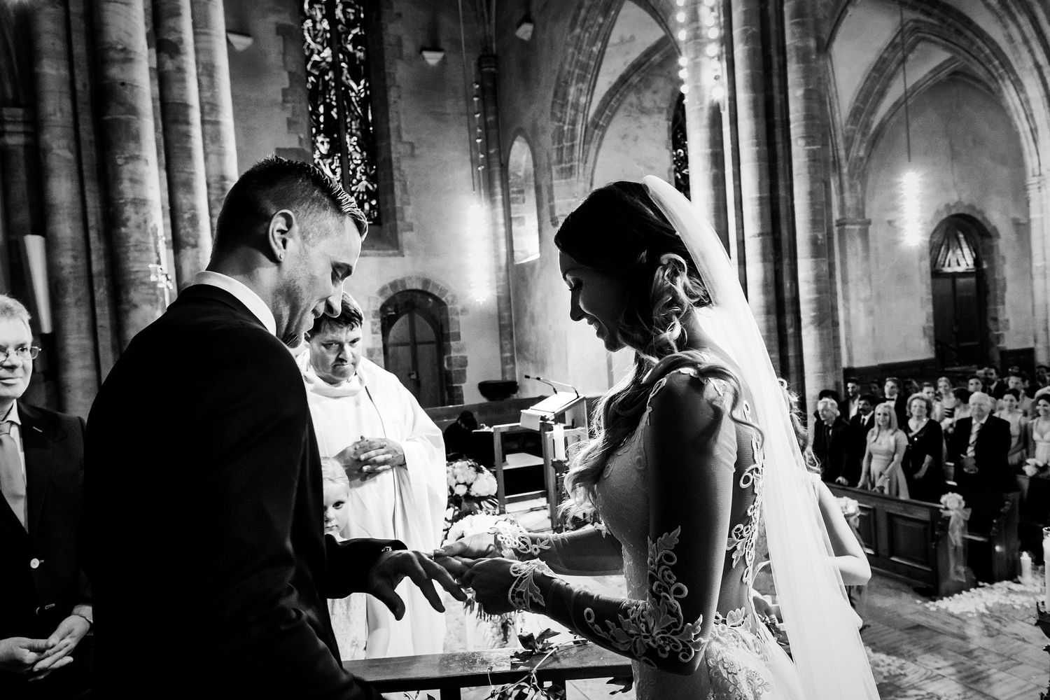 TLOOK photographe de mariage de style documentaire, Cathédrale Notre-Dame de Sion cérémonie religieuse portraits des mariés alliance