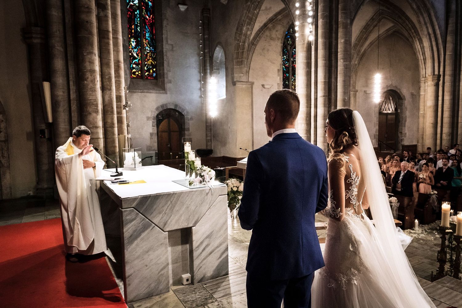 TLOOK photographe de mariage de style documentaire, Cathédrale Notre-Dame de Sion cérémonie religieuse portraits des mariés