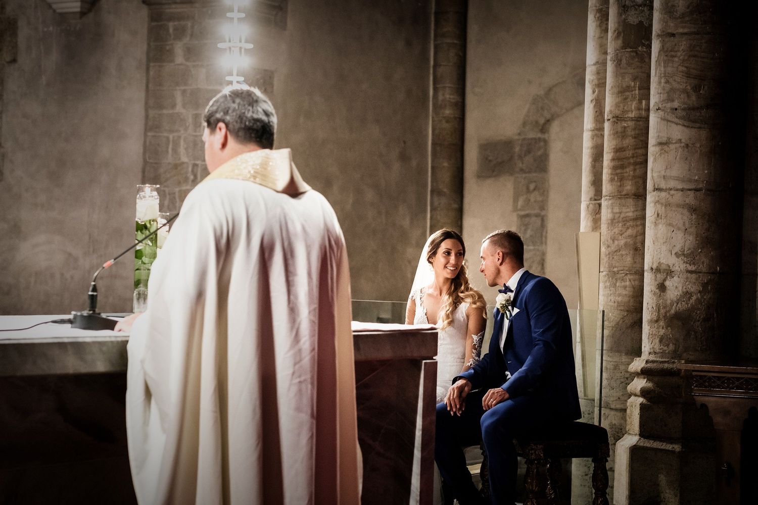 TLOOK photographe de mariage de style documentaire, Cathédrale Notre-Dame de Sion cérémonie religieuse portraits des mariés