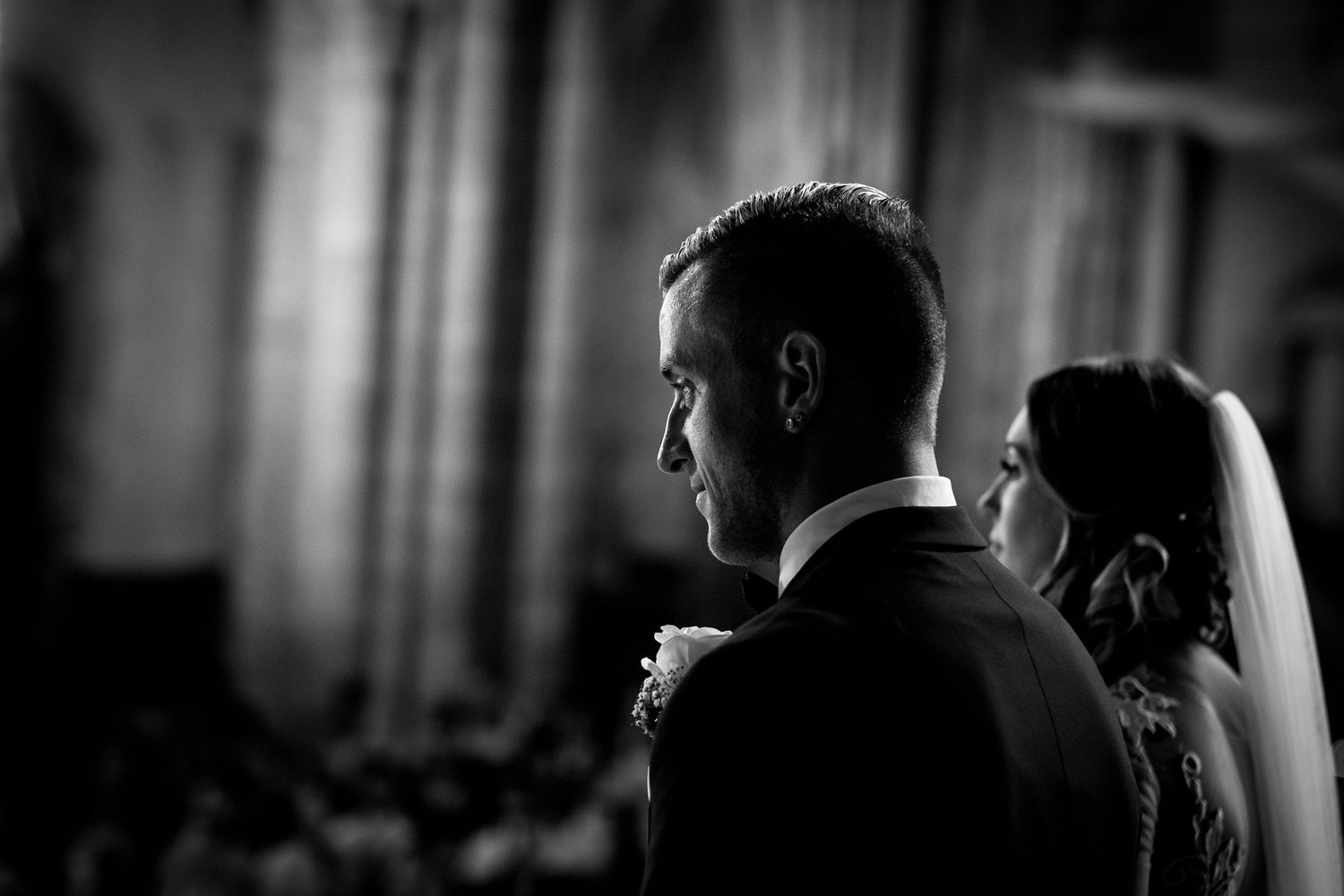 TLOOK photographe de mariage de style documentaire, Cathédrale Notre-Dame de Sion cérémonie religieuse portraits des mariés