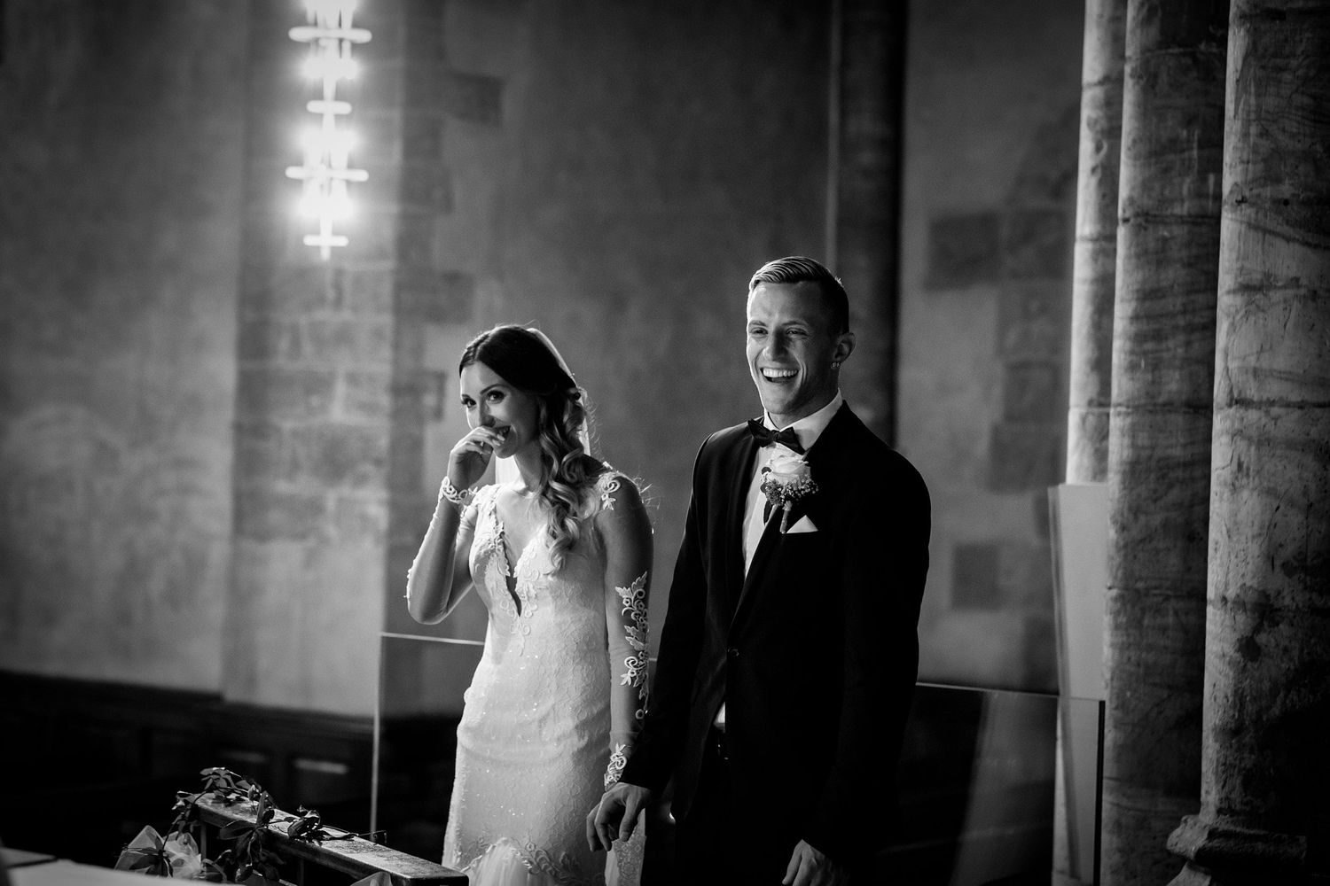 TLOOK photographe de mariage de style documentaire, Cathédrale Notre-Dame de Sion cérémonie religieuse les mariés rigolent