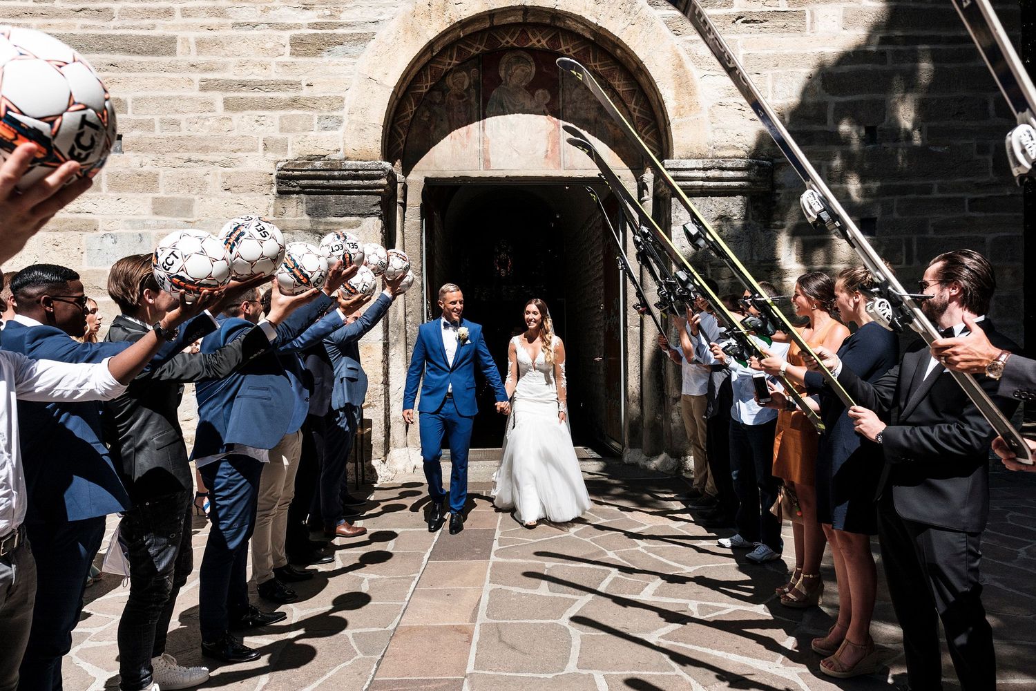 TLOOK photographe de mariage de style documentaire, Cathédrale Notre-Dame de Sion sortie de l'église des mariés