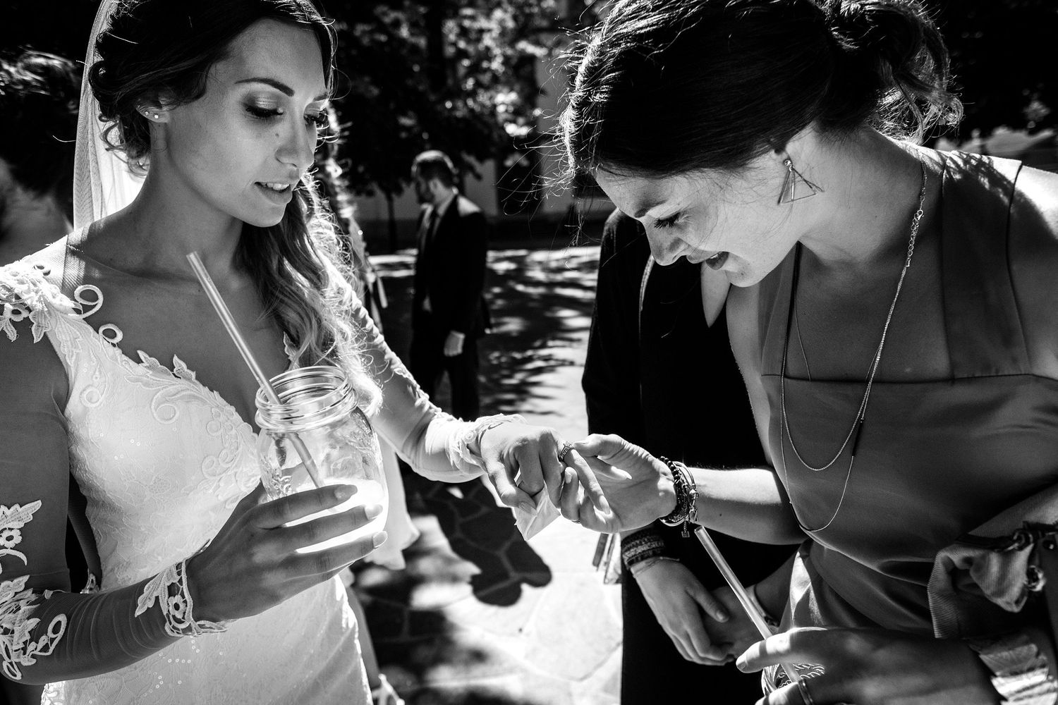 TLOOK photographe de mariage de style documentaire, Cathédrale Notre-Dame de Sion mariée montre sa bague à une amie