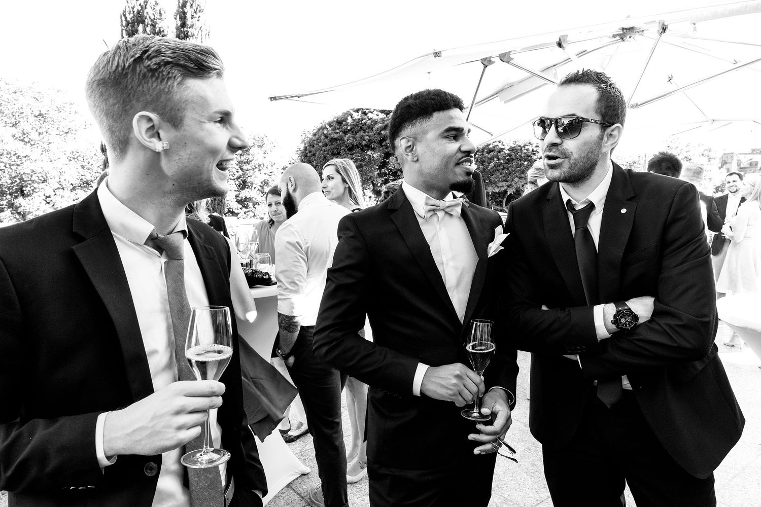 TLOOK photographe de mariage de style documentaire, Beau Rivage Palace à Lausanne cocktail portraits des invités