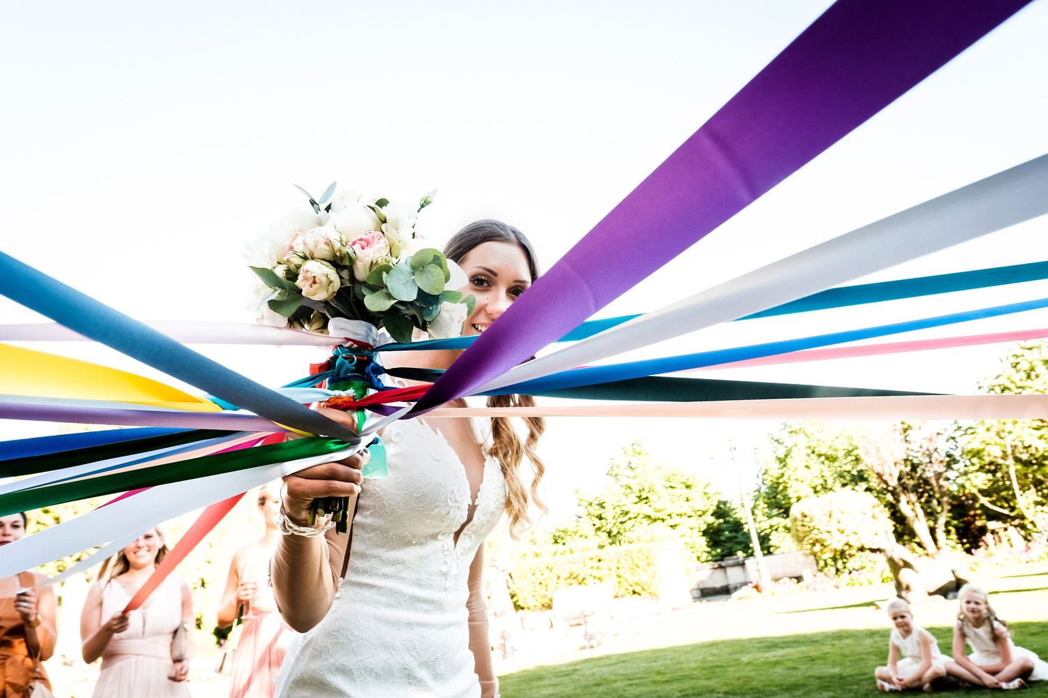 TLOOK photographe de mariage de style documentaire, Beau Rivage Palace à Lausanne jeu des rubans