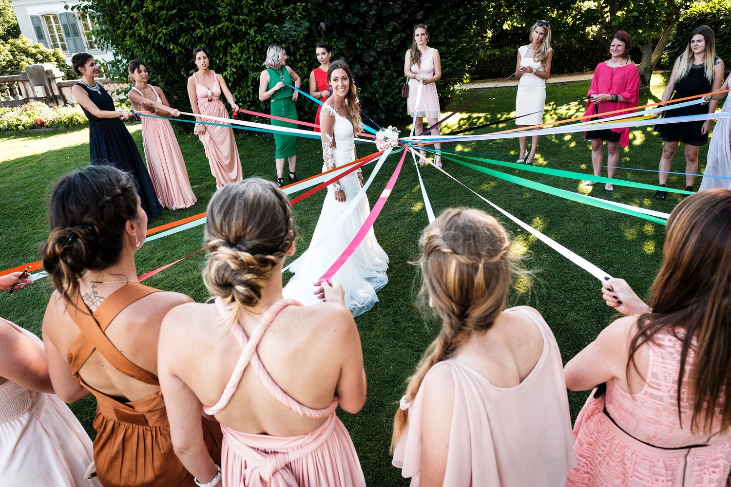 TLOOK photographe de mariage de style documentaire, Beau Rivage Palace à Lausanne jeu des rubans