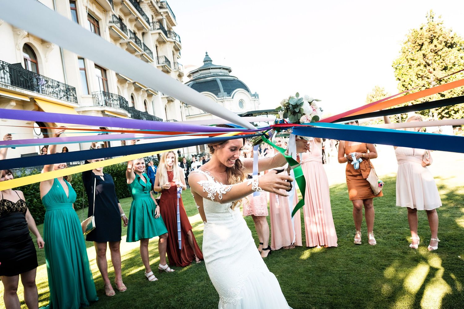 TLOOK photographe de mariage de style documentaire, Beau Rivage Palace à Lausanne jeu des rubans
