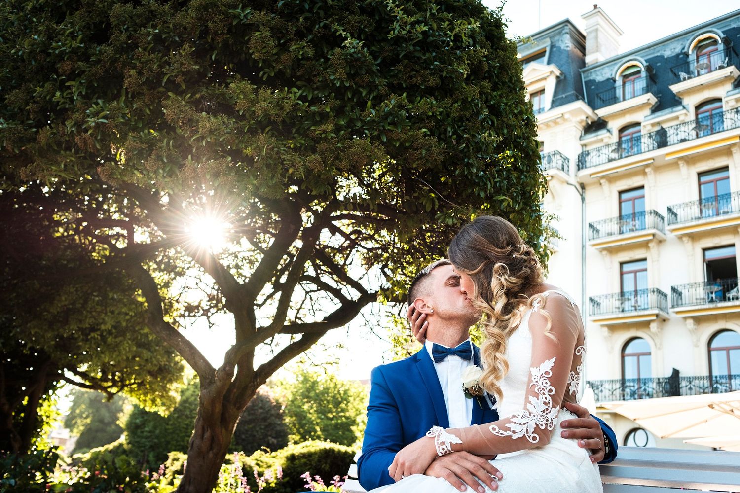TLOOK photographe de mariage de style documentaire, Beau Rivage Palace à Lausanne portrait des mariés dans les jardins