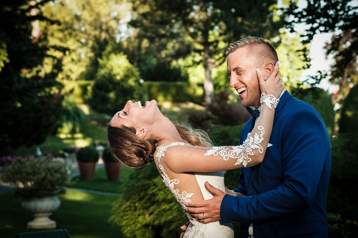 TLOOK photographe de mariage de style documentaire, Beau Rivage Palace à Lausanne portrait des mariés dans les jardins