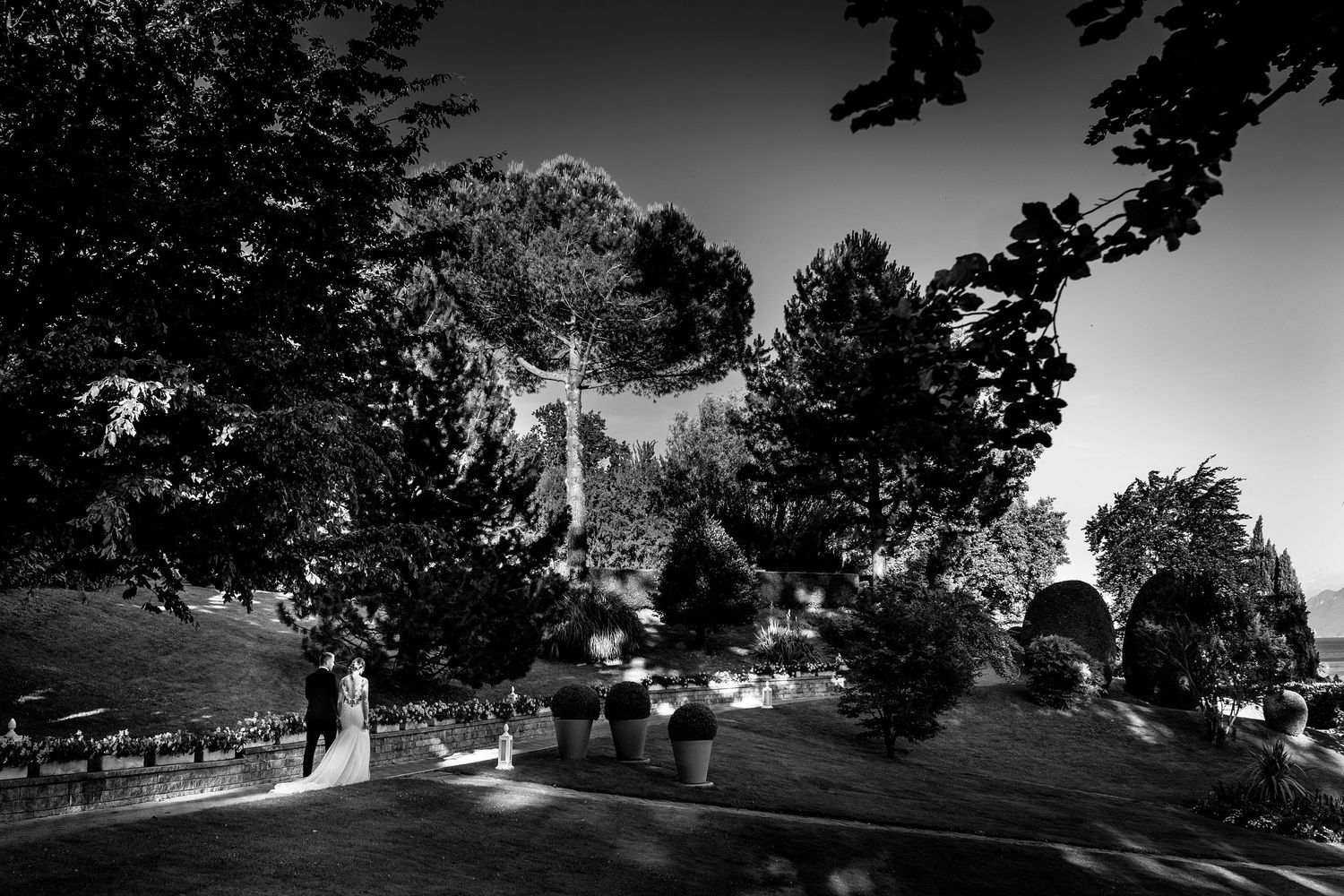 TLOOK photographe de mariage de style documentaire, Beau Rivage Palace à Lausanne portrait des mariés dans les jardins