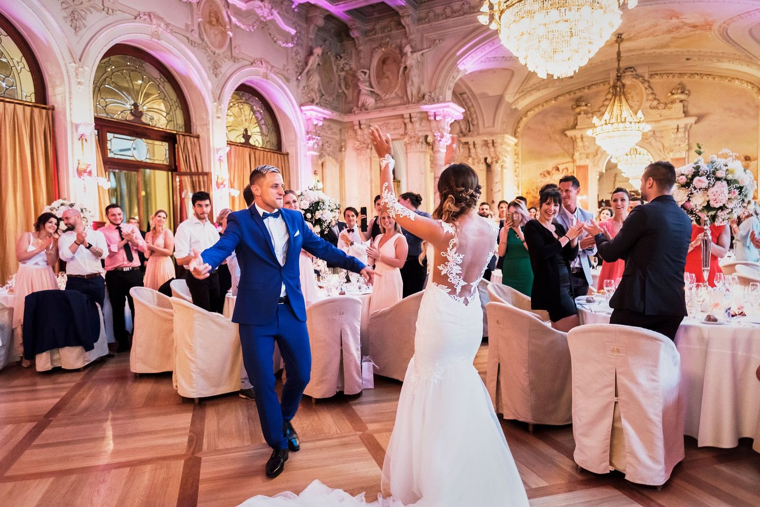 TLOOK photographe de mariage de style documentaire, Beau Rivage Palace à Lausanne soirée entrée des mariés en salle
