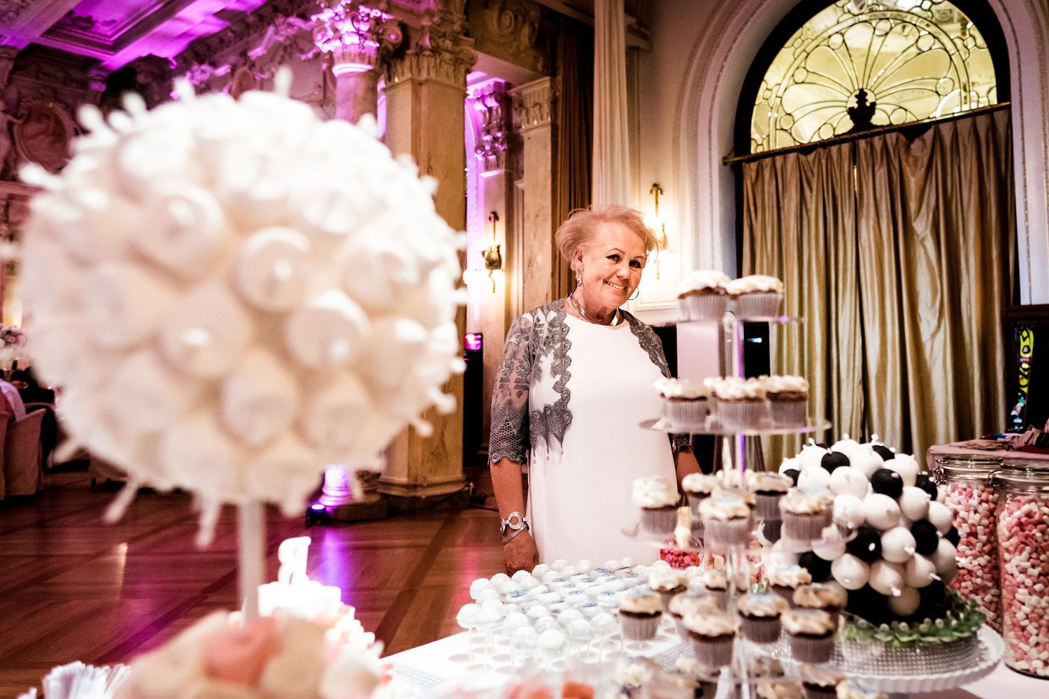 TLOOK photographe de mariage de style documentaire, Beau Rivage Palace à Lausanne soirée buffet de desserts