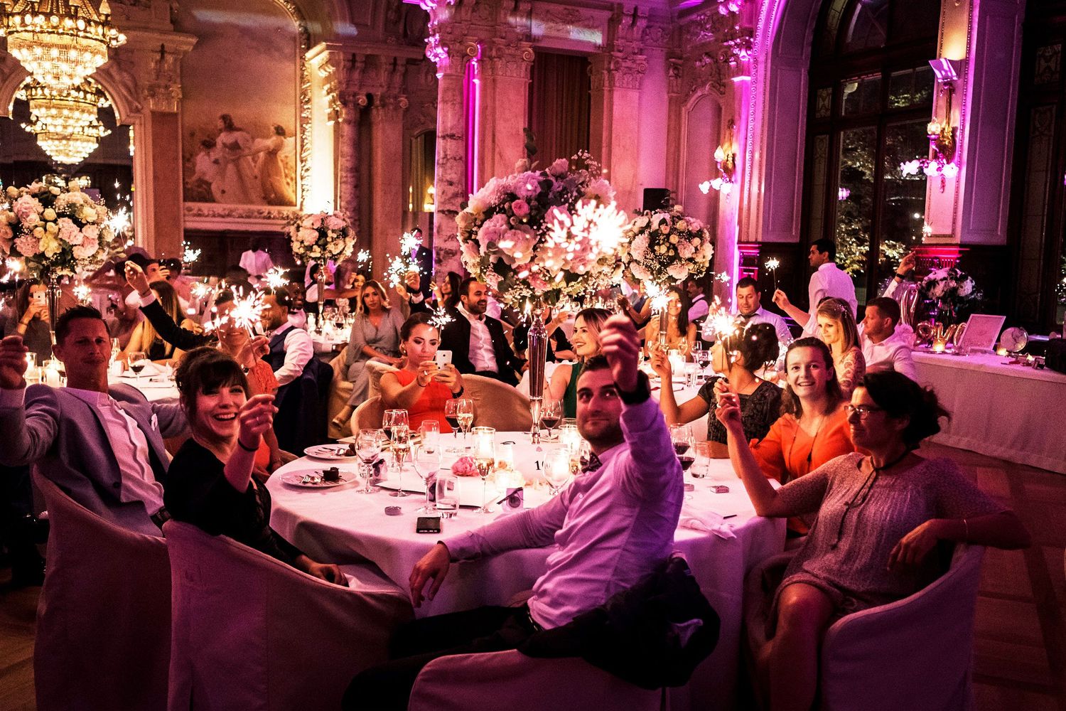 TLOOK photographe de mariage de style documentaire, Beau Rivage Palace à Lausanne soirée feu de bengale