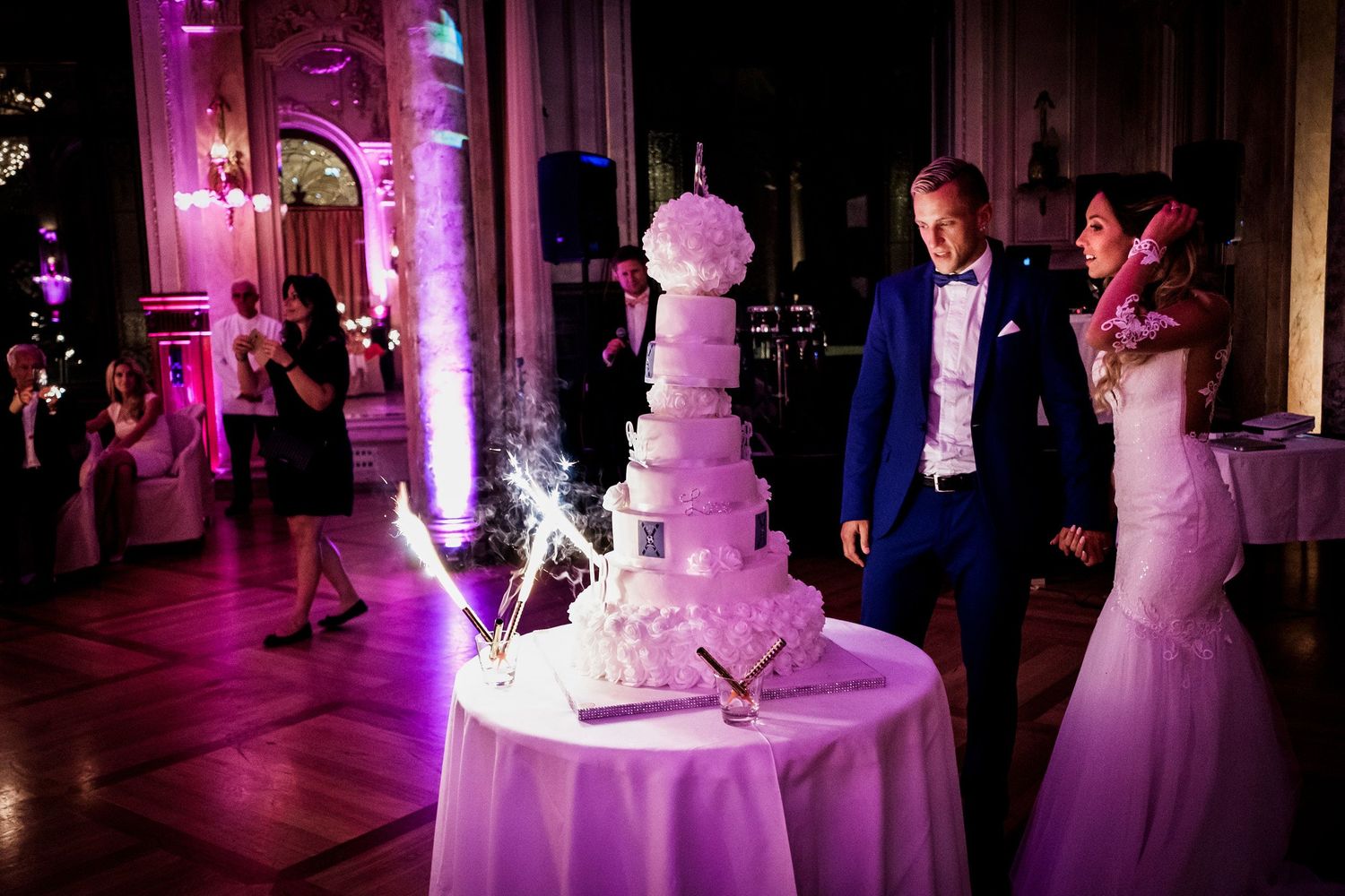 TLOOK photographe de mariage de style documentaire, Beau Rivage Palace à Lausanne soirée coupe du gâteau