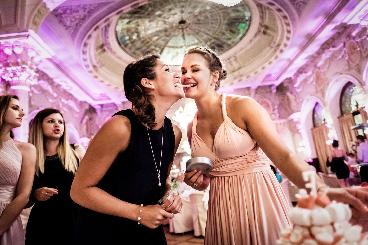 TLOOK photographe de mariage de style documentaire, Beau Rivage Palace à Lausanne soirée portraits des invités