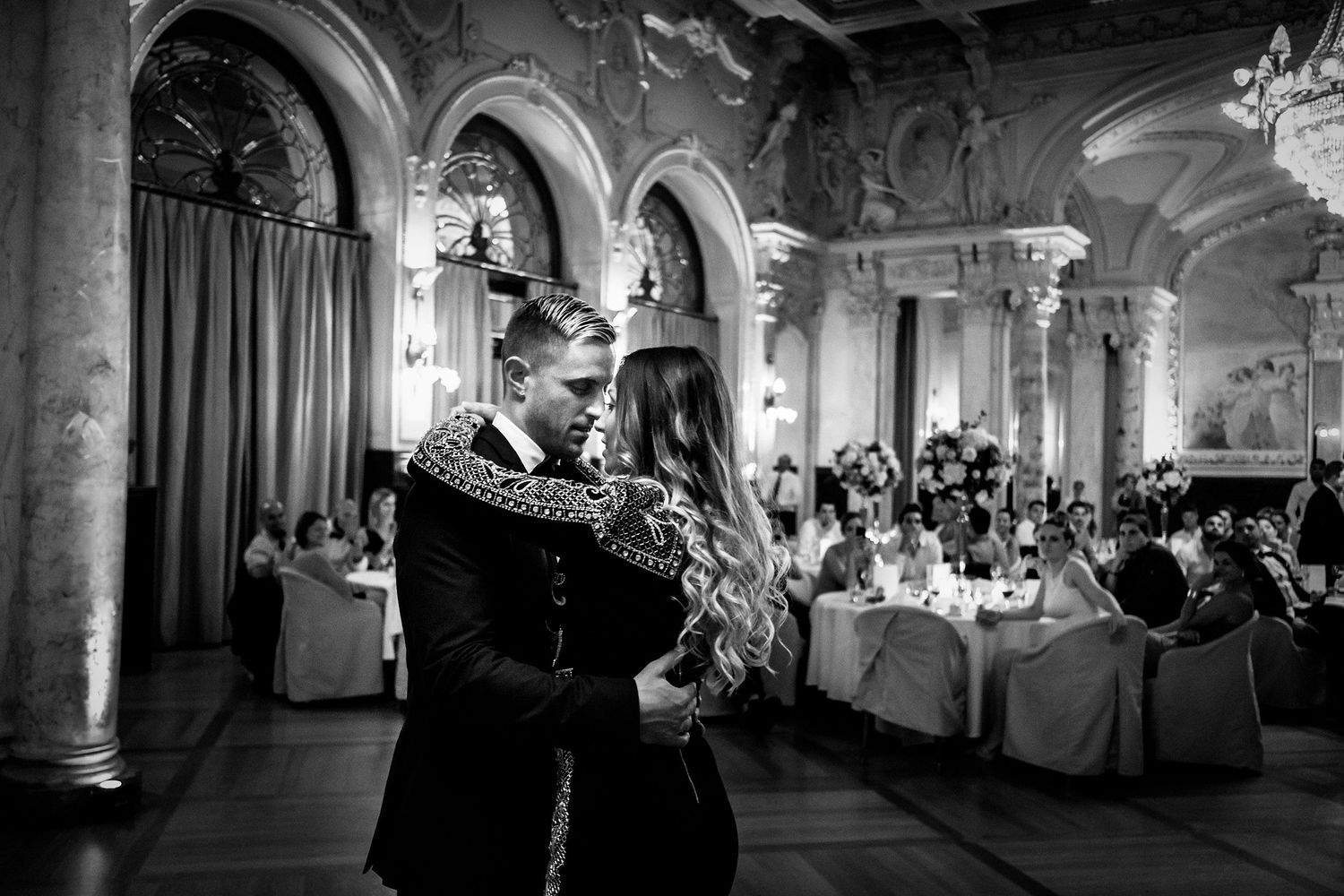 TLOOK photographe de mariage de style documentaire, Beau Rivage Palace à Lausanne première danse des mariés