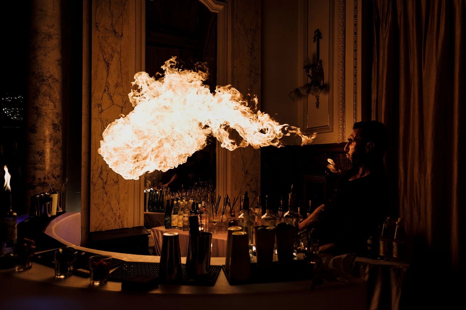 TLOOK photographe de mariage de style documentaire, Beau Rivage Palace à Lausanne soirée cracheur de feu
