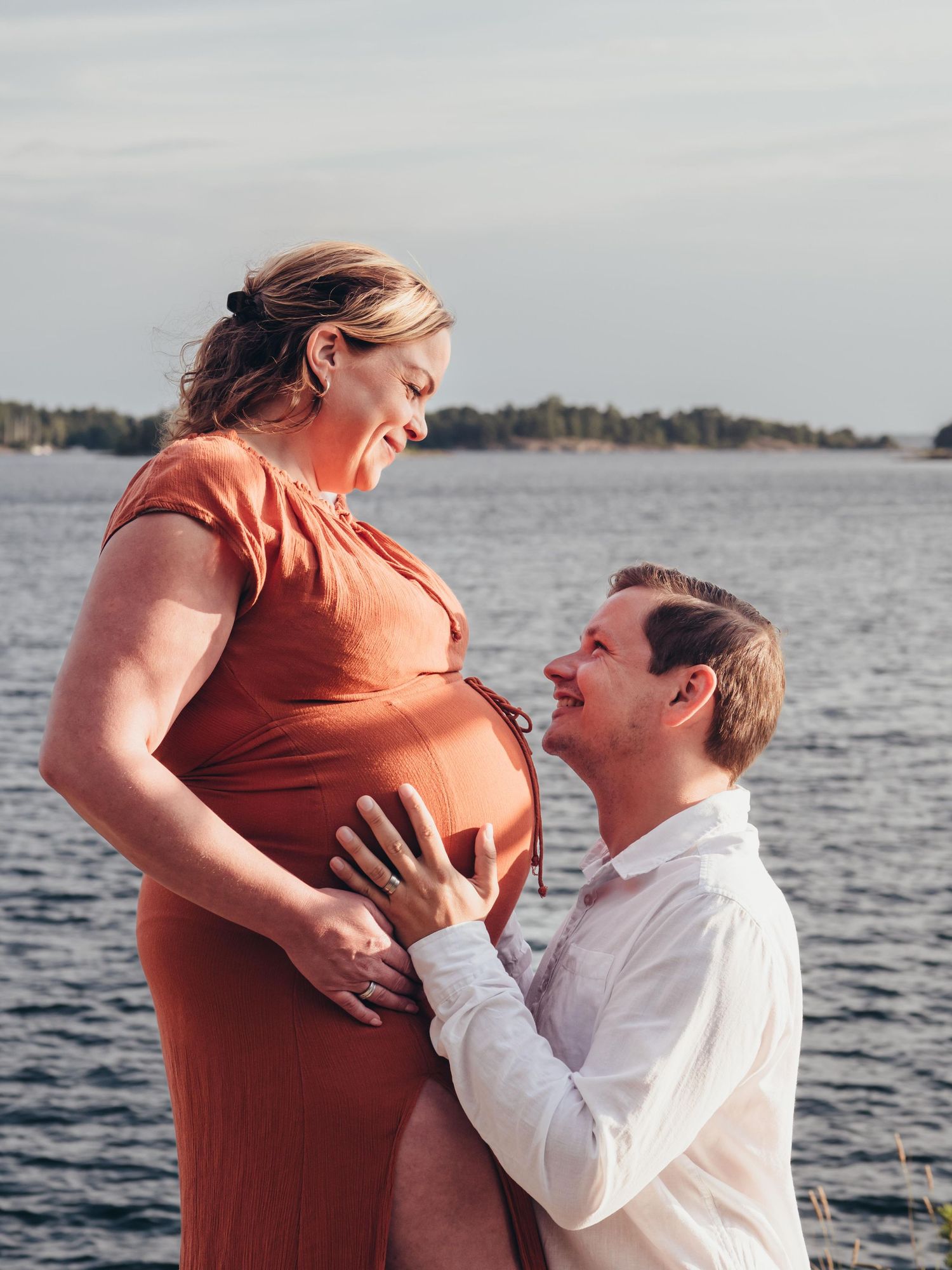 Marcela Diaz, fotograf, familjefotografering, gravidfoto, gravidfotograf, familjefoto, familj, sommar, gravid, hav