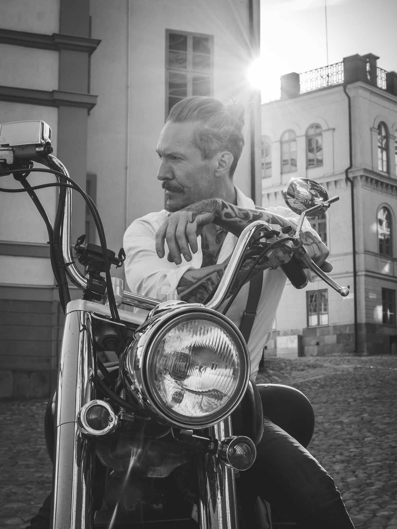fotografering, motorcykel, svartvit, porträtt, porträttfoto, tatuerad man, man, Marcela Diaz, porträttfotografering