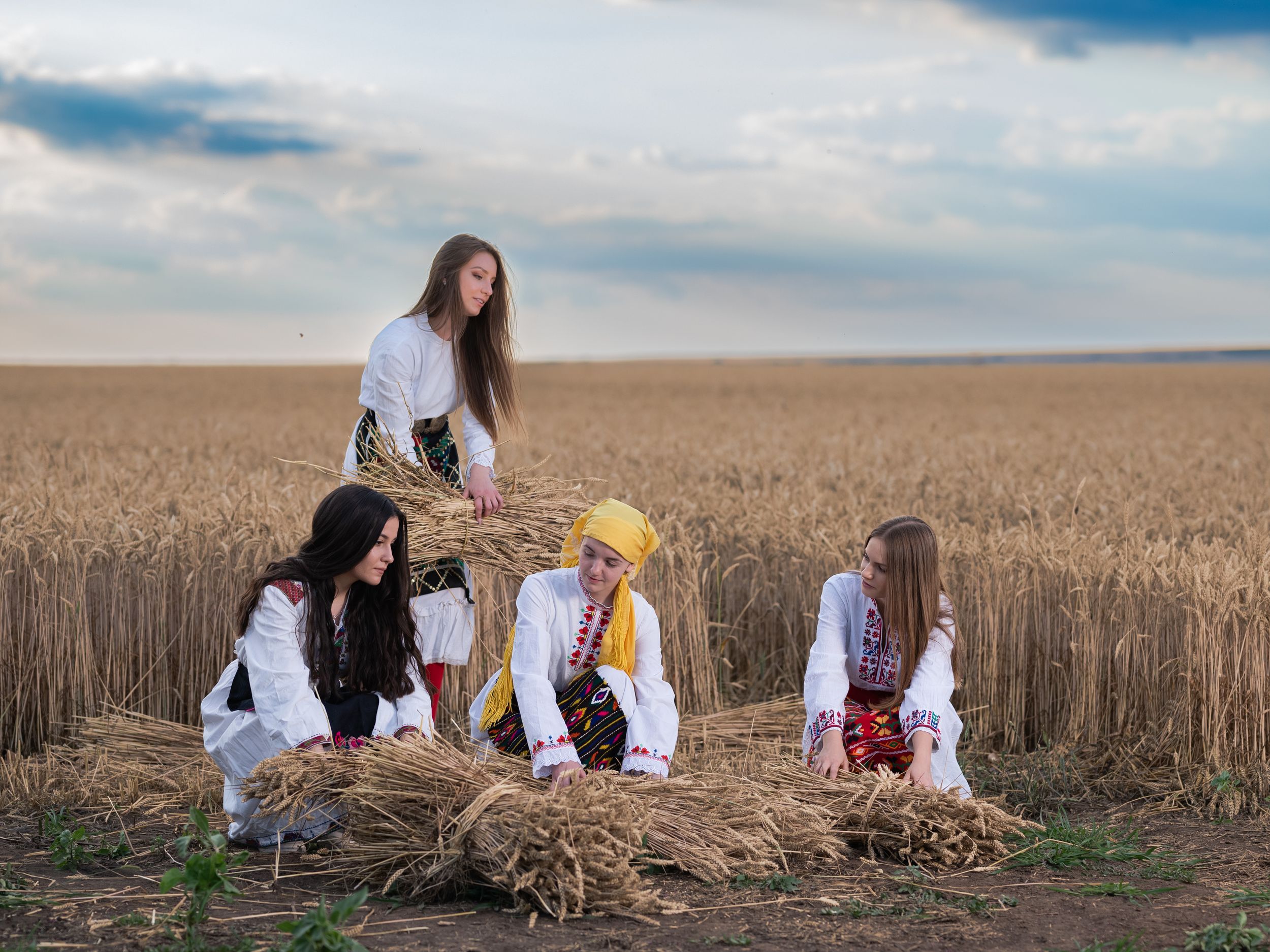 Творческа фотосесия с автентични народни носии - запазете час за индивидуална фотосесия