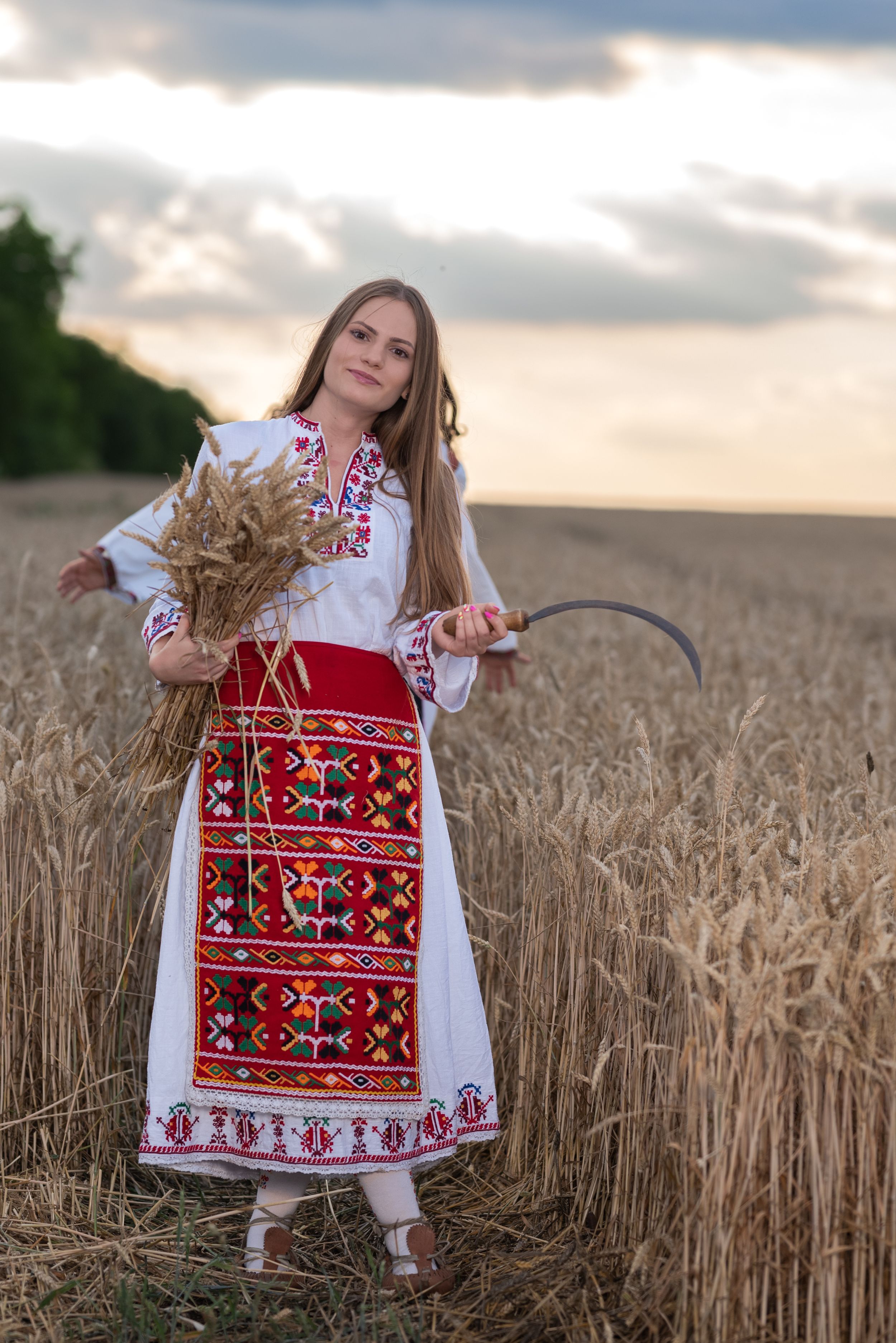 Творческа фотосесия с автентични народни носии - запазете час за индивидуална фотосесия