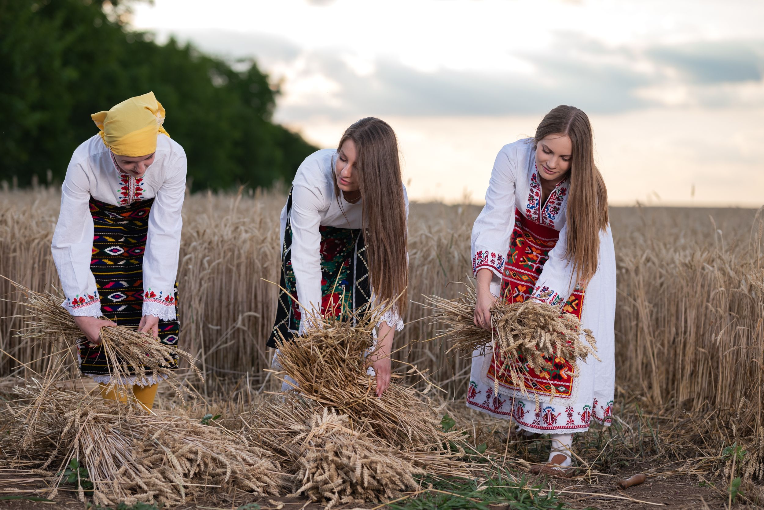 Творческа фотосесия с автентични народни носии - запазете час за индивидуална фотосесия