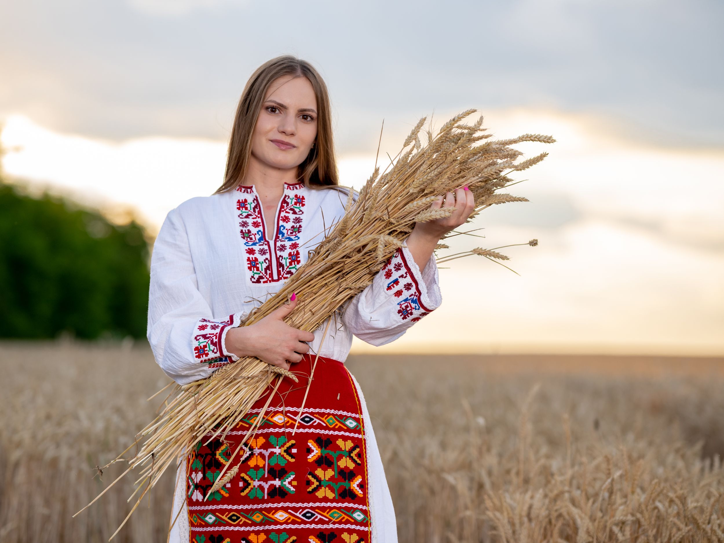 Творческа фотосесия с автентични народни носии - запазете час за индивидуална фотосесия