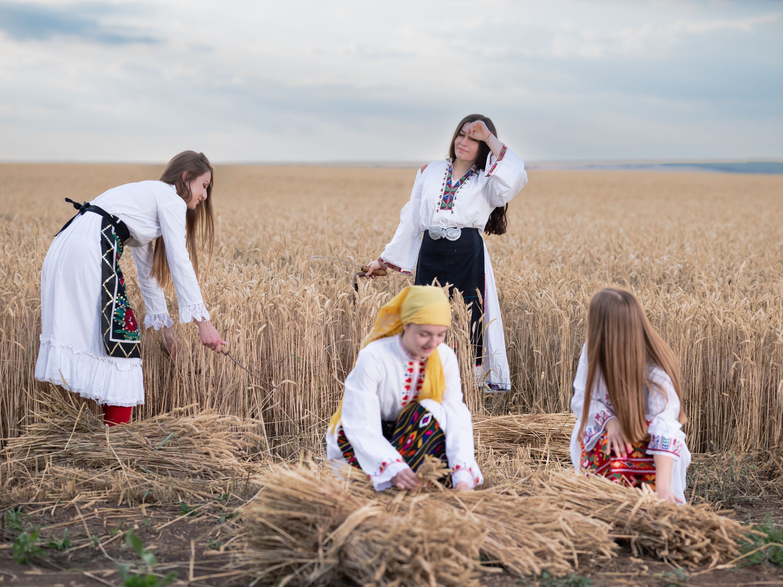 Творческа фотосесия с автентични народни носии - запазете час за индивидуална фотосесия