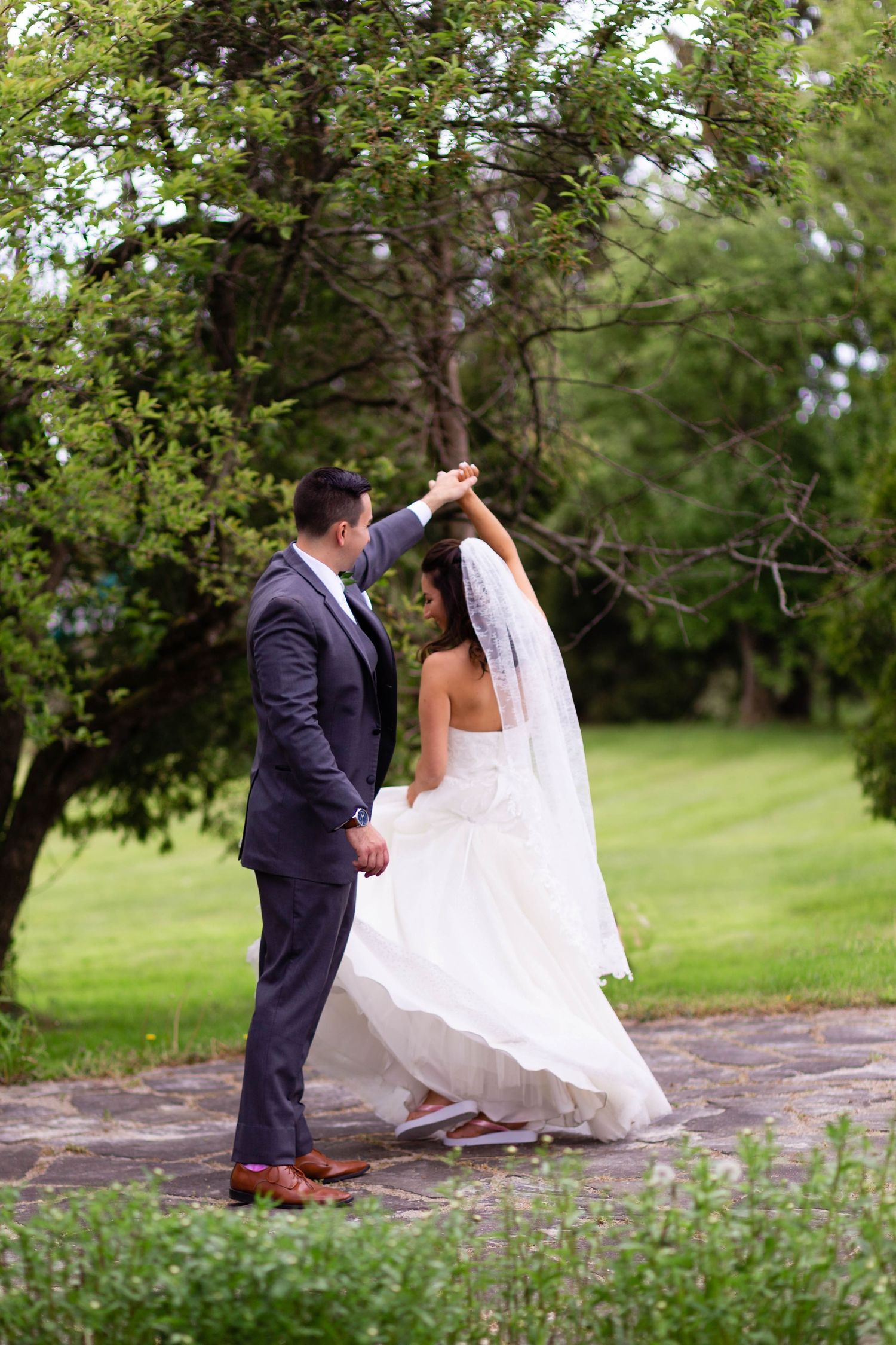 wedding couple posing for photos