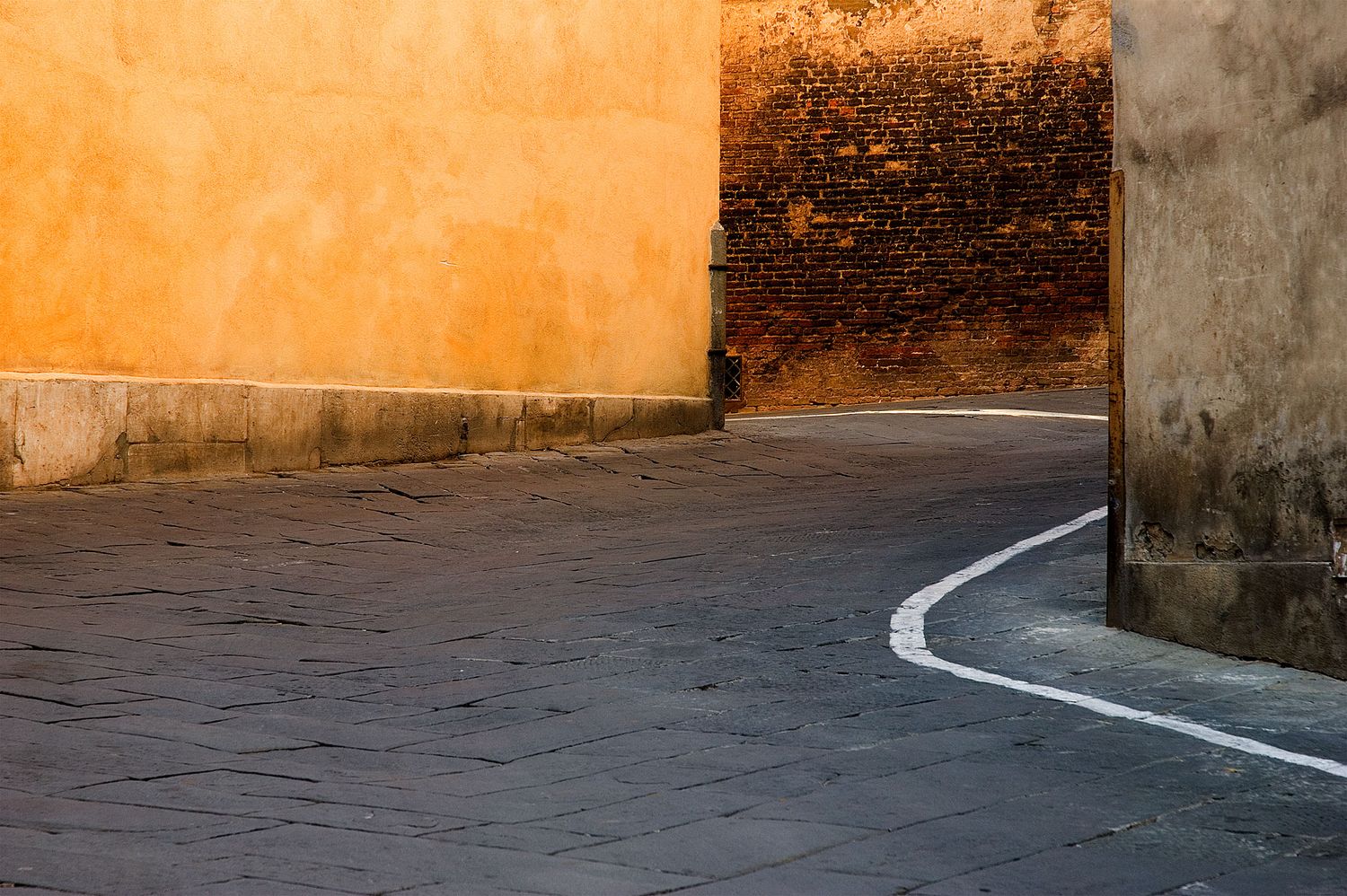 Alley Curve, Sienna, Italy