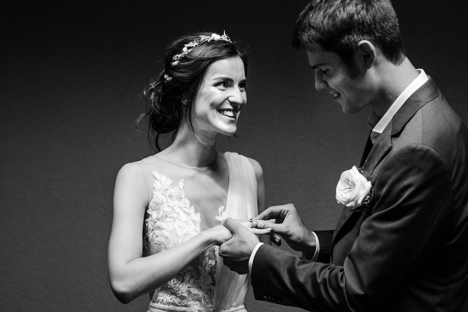 TLOOK photographe de mariage de style documentaire, cérémonie civile ambiance passage de la bague au doigt