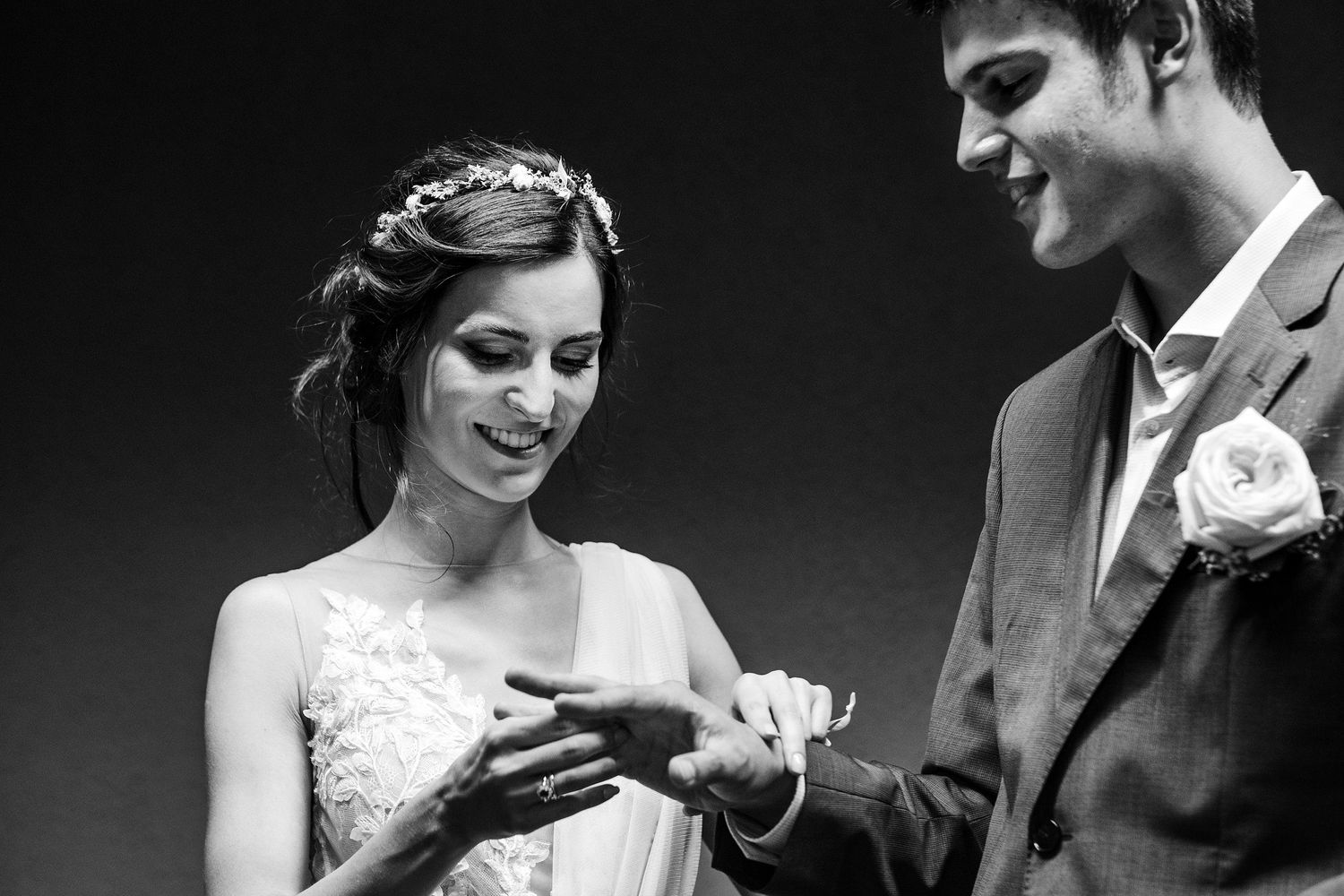 TLOOK photographe de mariage de style documentaire, cérémonie civile ambiance passage de la bague au doigt