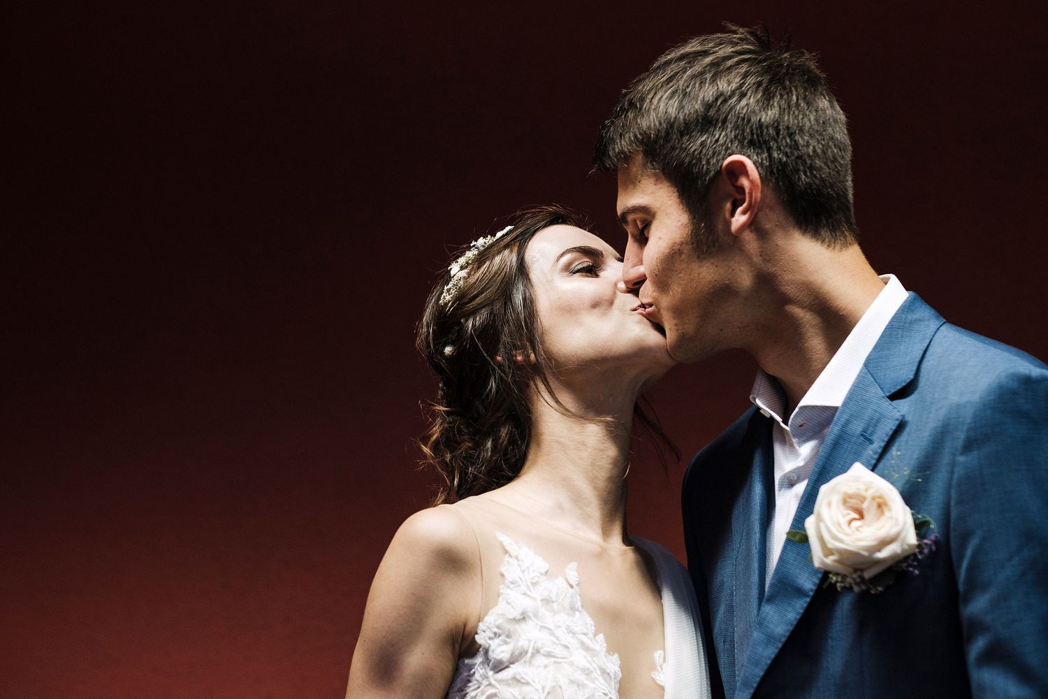TLOOK photographe de mariage de style documentaire, cérémonie civile ambiance les mariés s'embrassent
