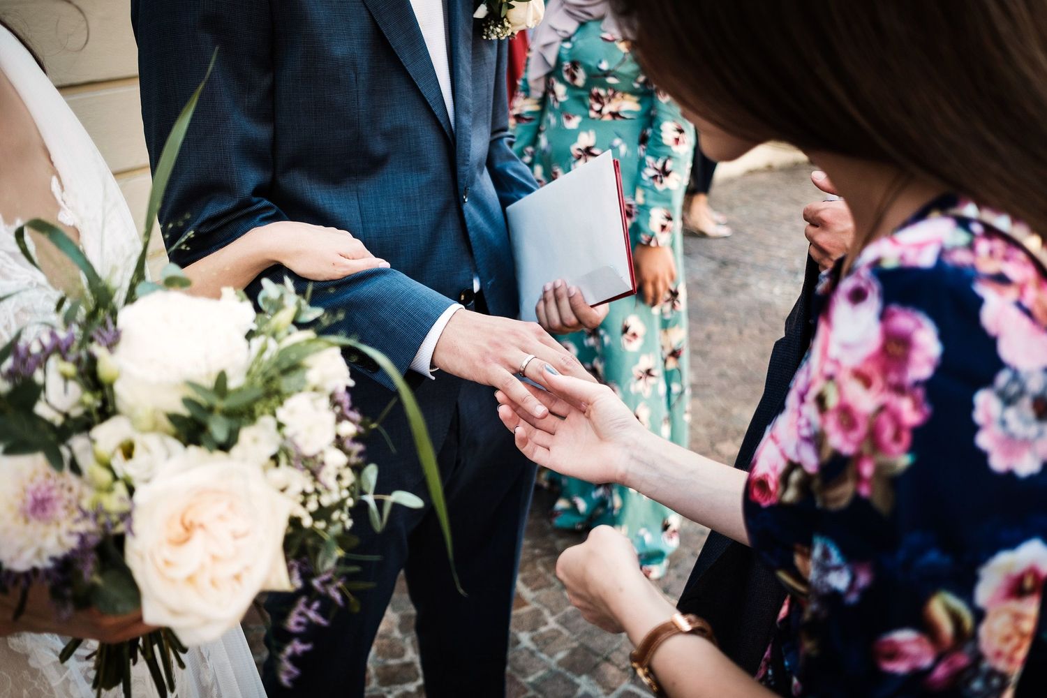TLOOK photographe de mariage de style documentaire, observation de l'alliance du marié
