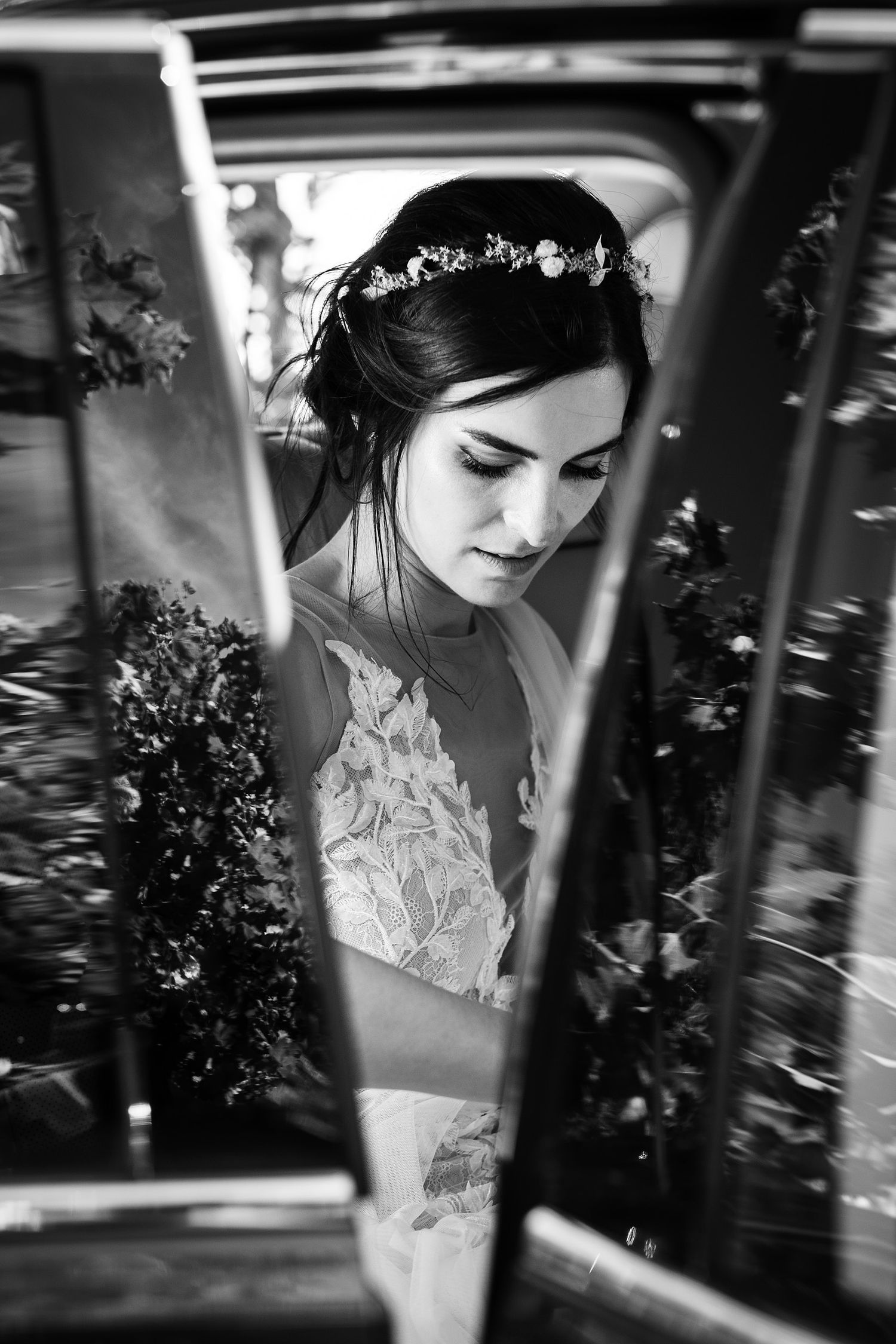 TLOOK photographe de mariage de style documentaire, la mariée sort de la voiture