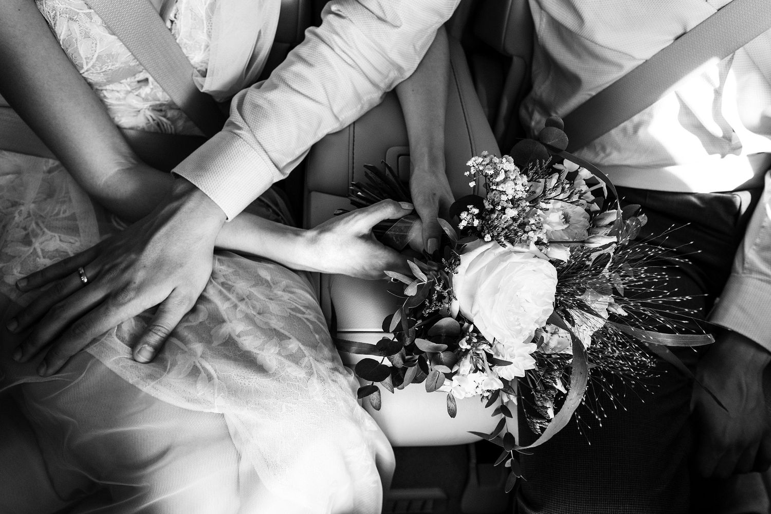 TLOOK photographe de mariage de style documentaire, cortèges avec les mariés dans la voiture détails du bouquet
