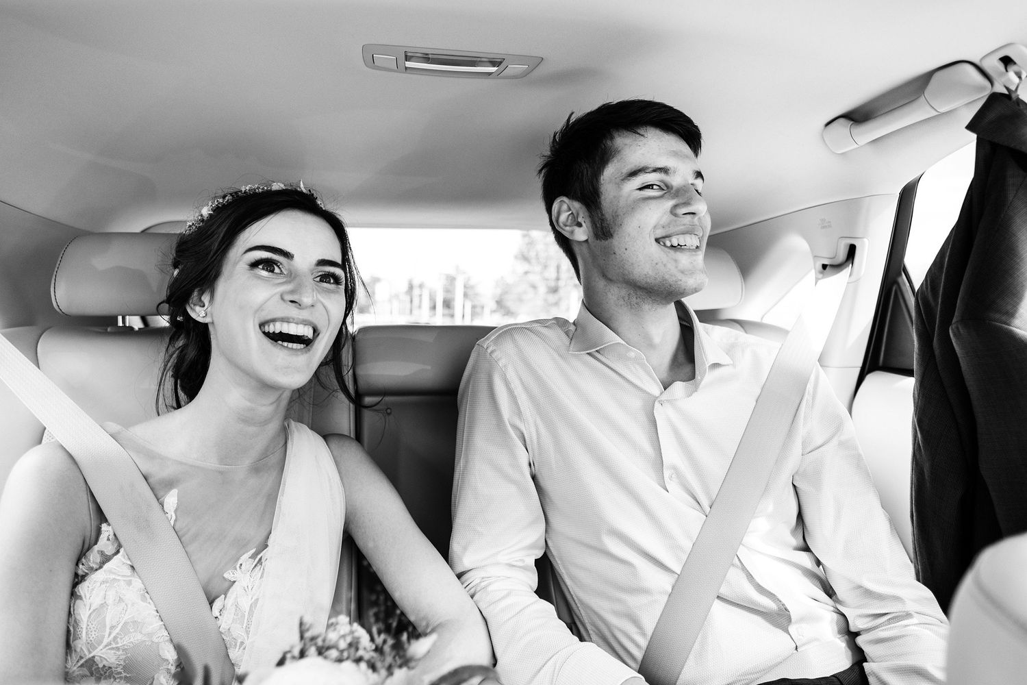 TLOOK photographe de mariage de style documentaire, cortèges avec les mariés dans la voiture sourires
